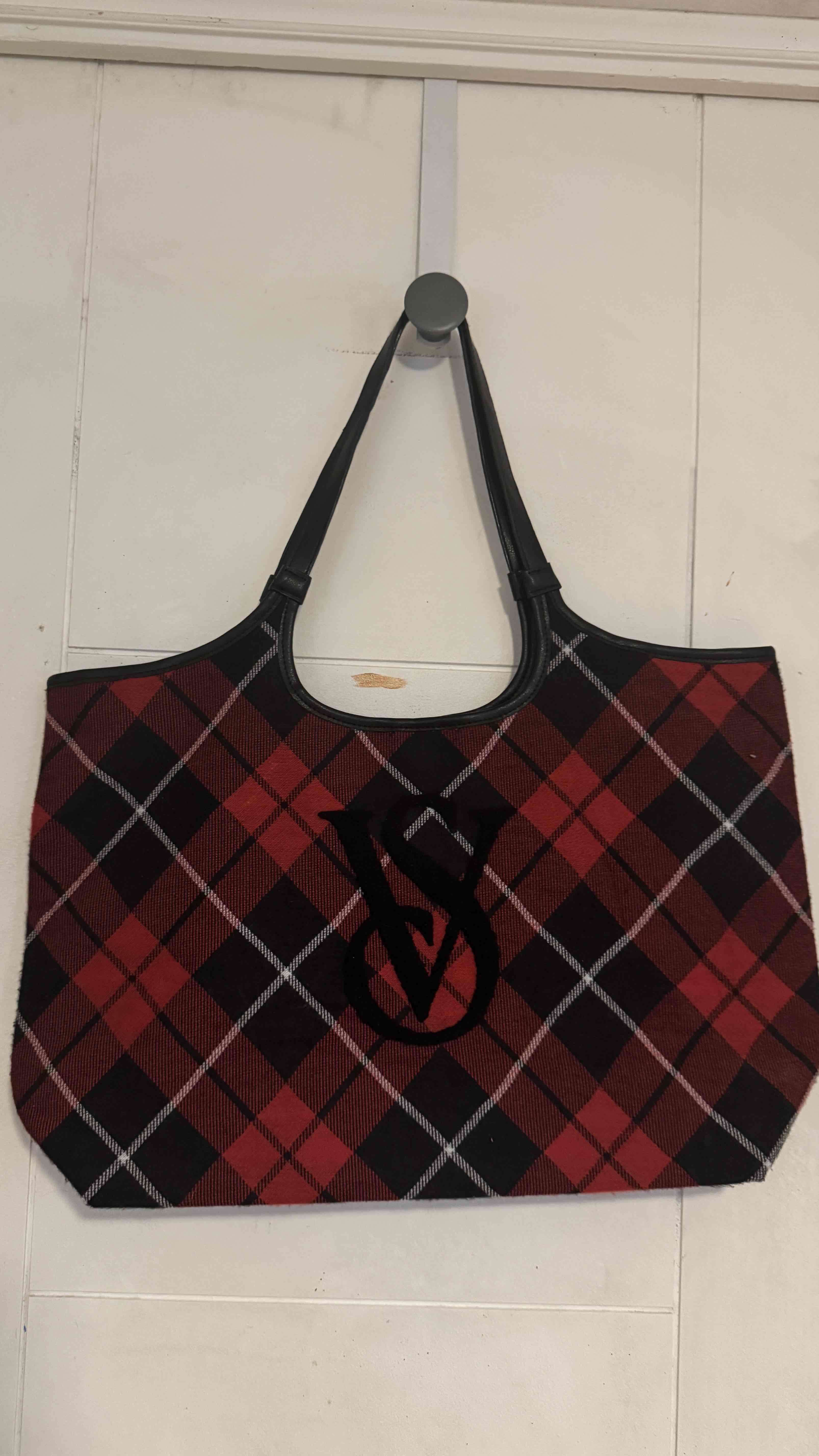 Tote Cuadrillé de Victoria's Secret, un diseño clá