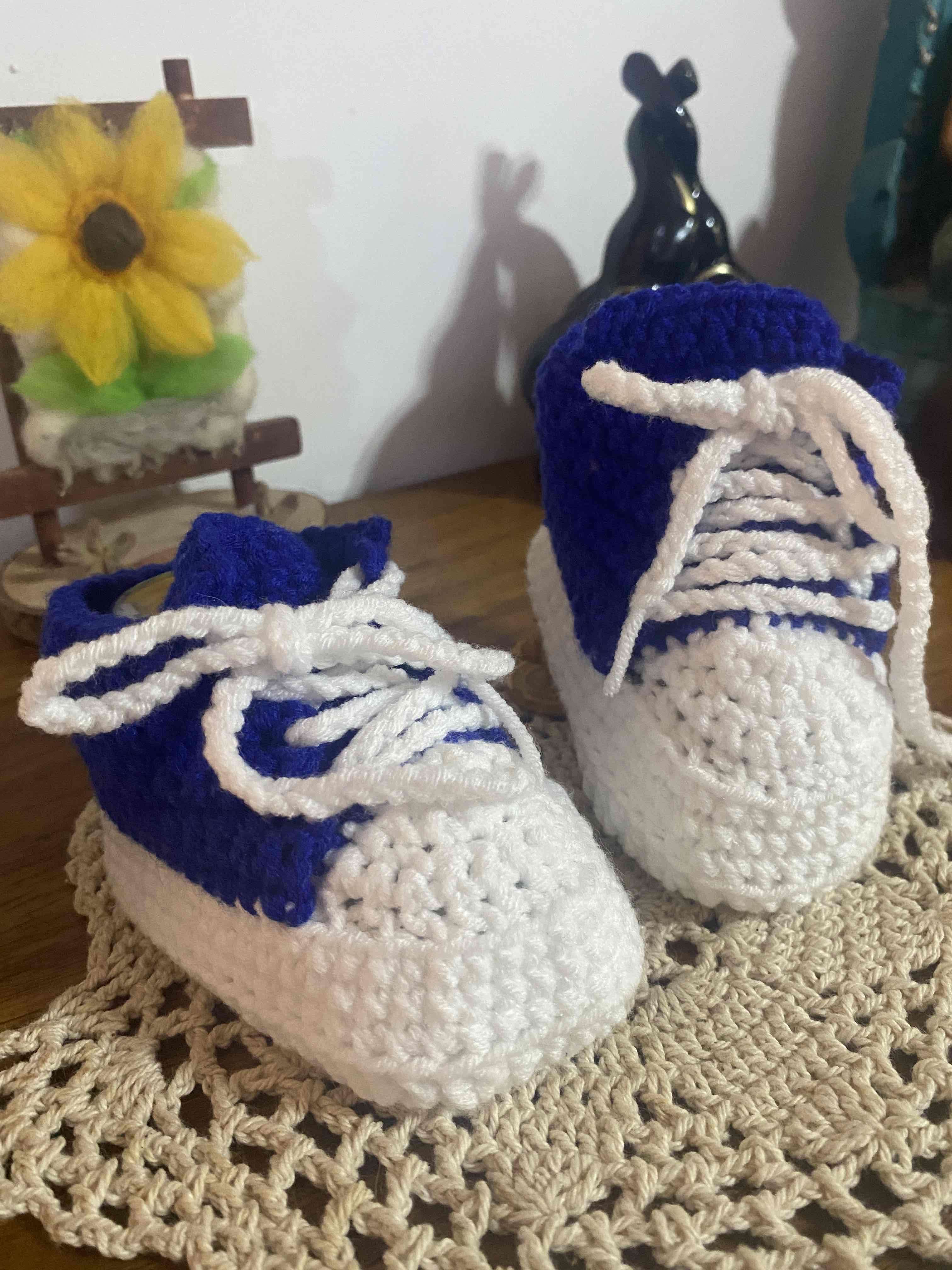 Zapatitos tejidos azul y blanco
