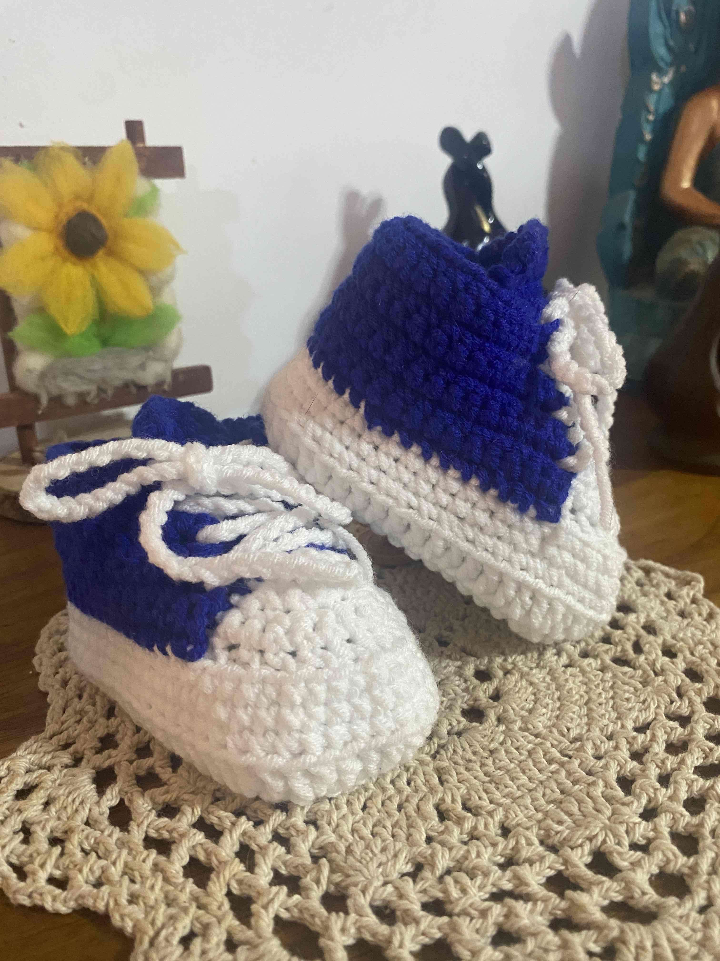 Zapatitos tejidos azul y blanco - miniatura 2