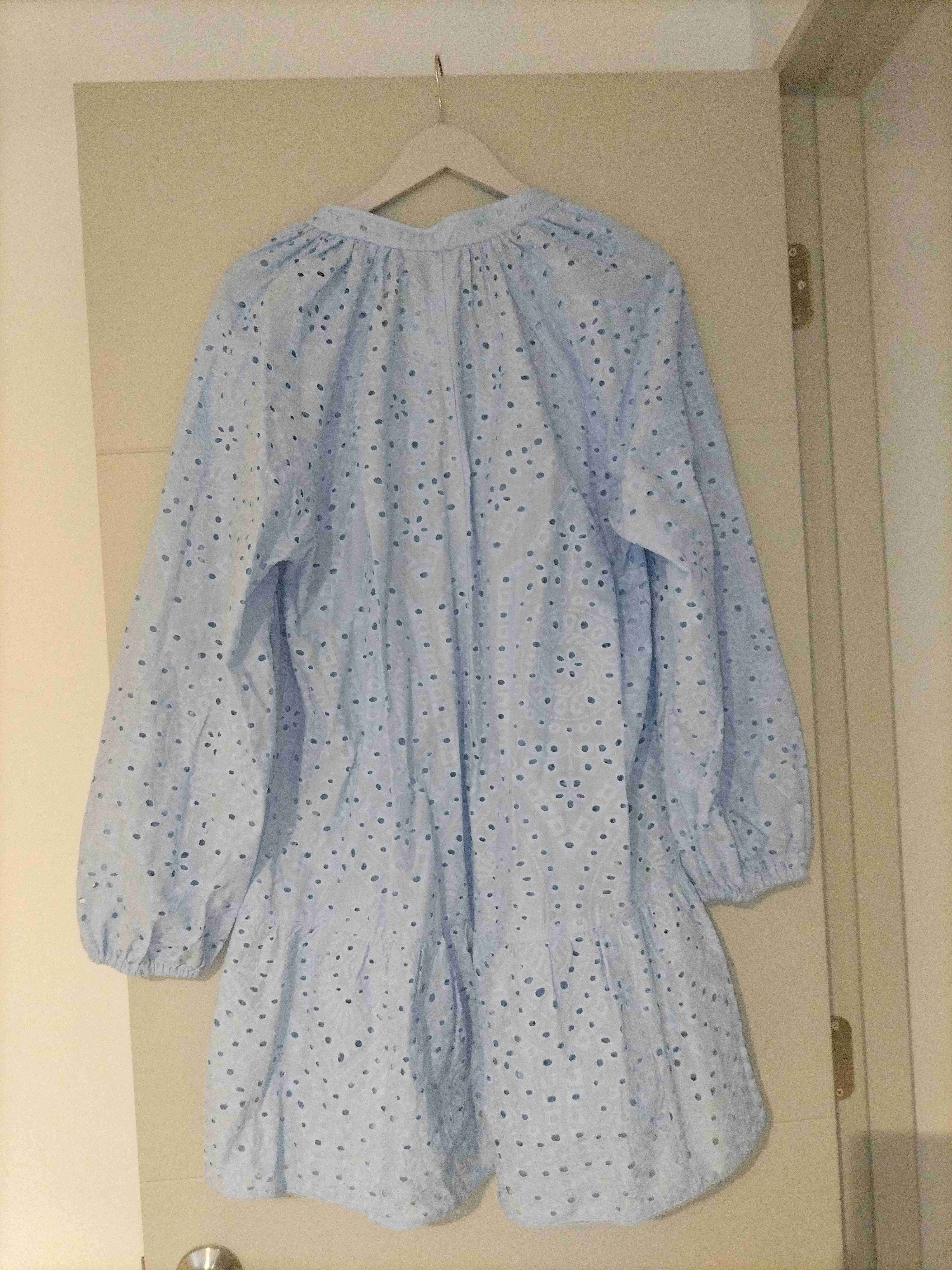 Vestido azul con diseño calado - miniatura 4