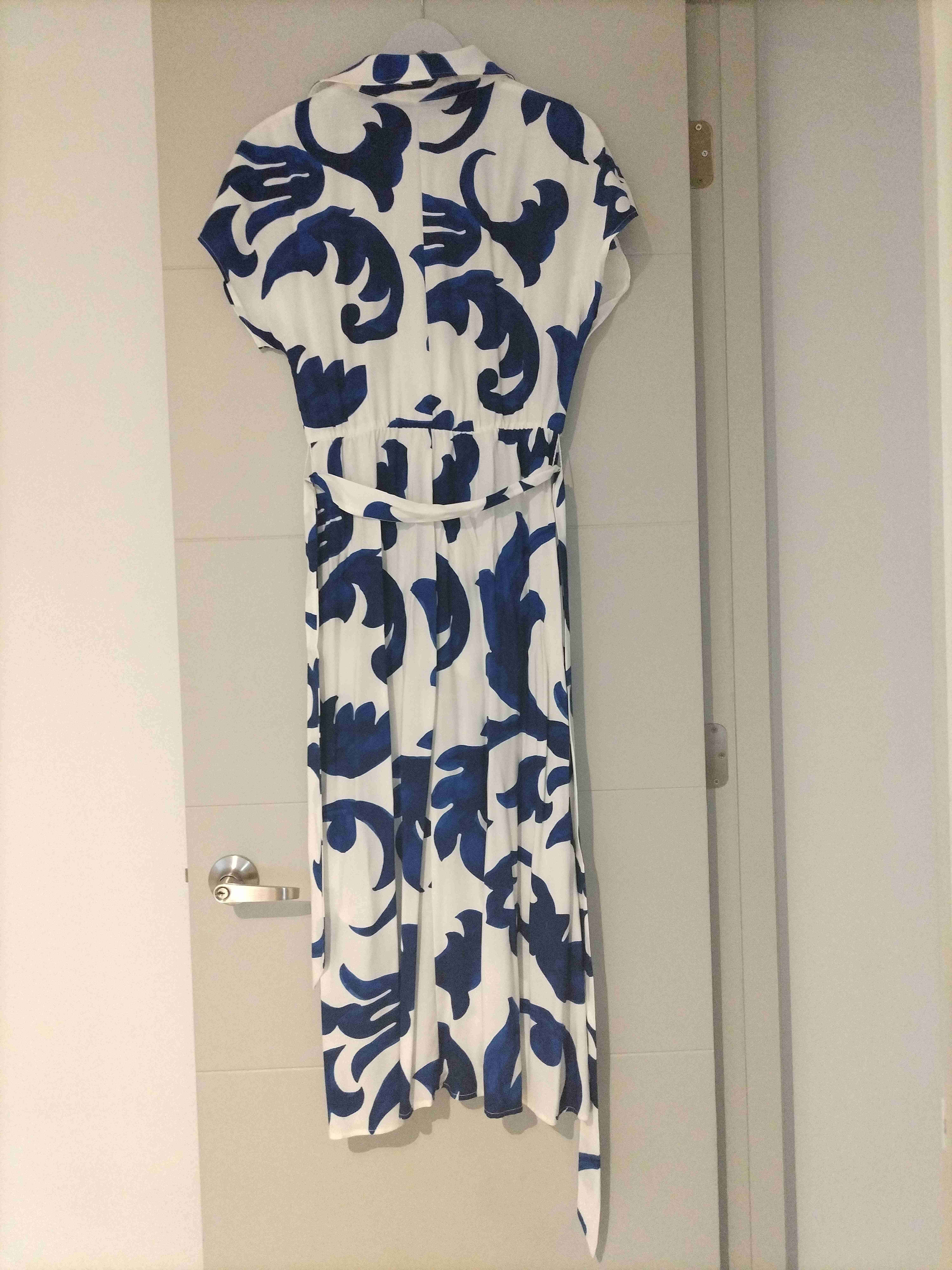 Vestido blanco con azul estampado - 4