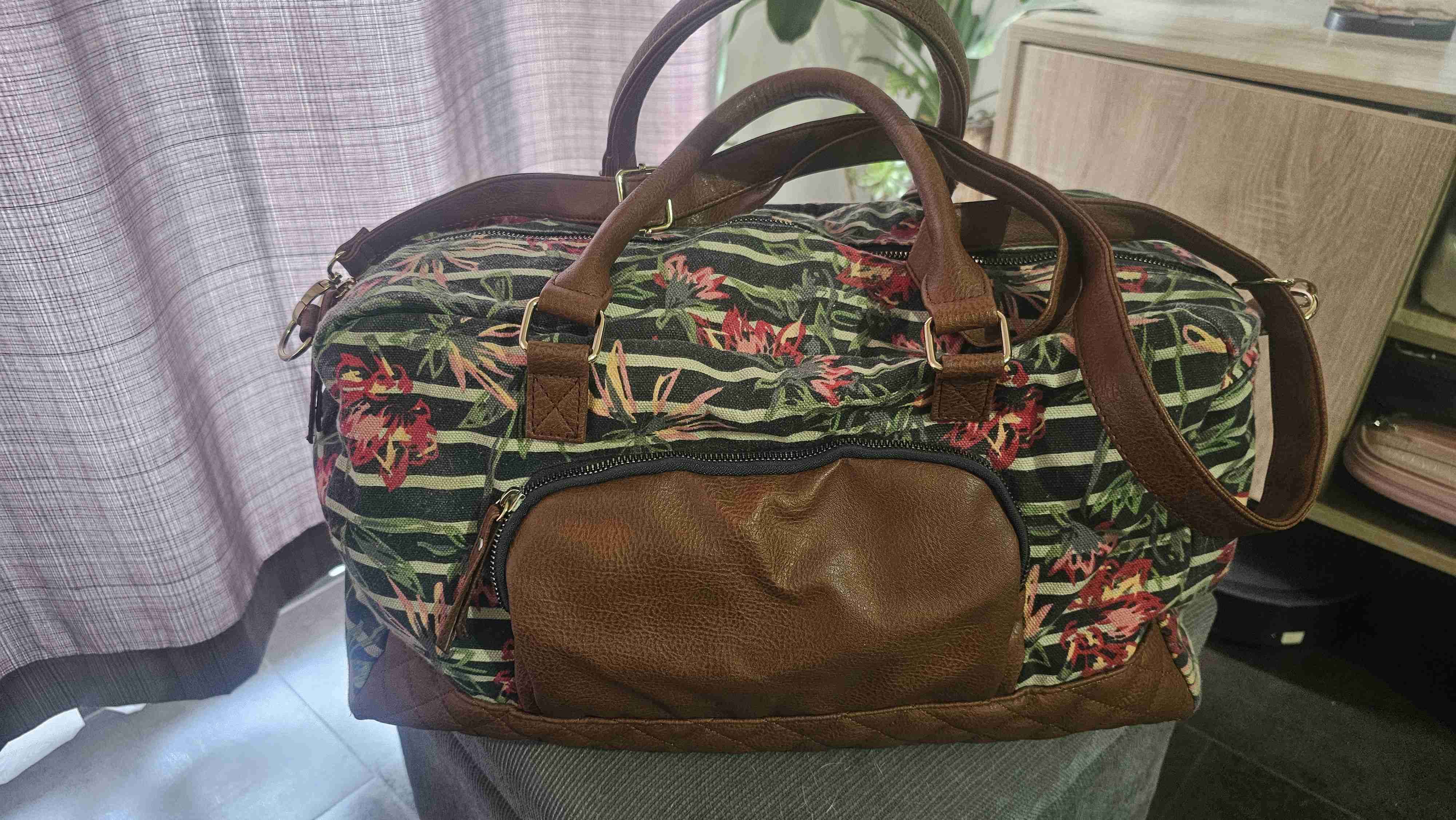 Bolso floral con detalles de cuero