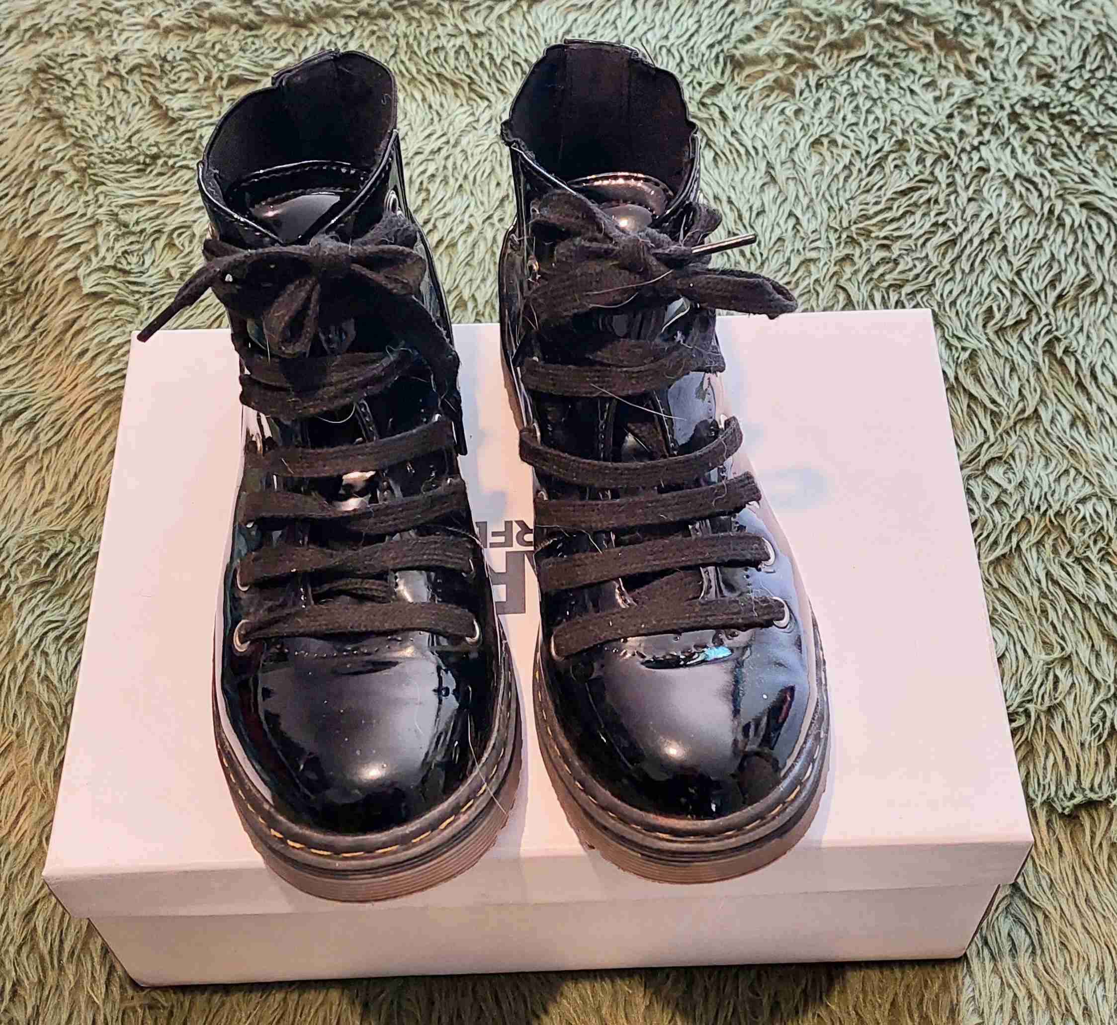 Botas negras charol estilo militar