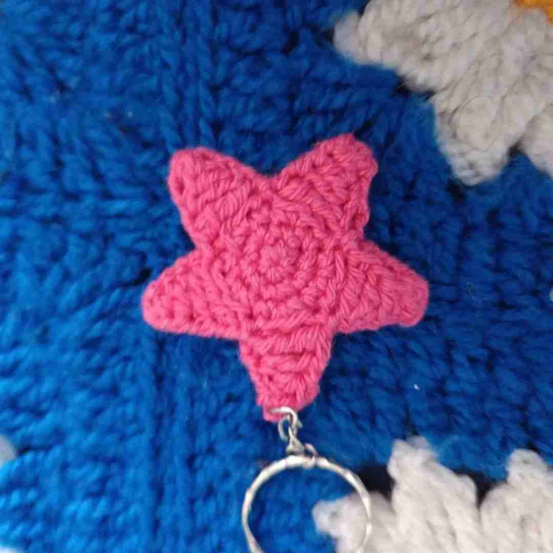 Llavero tejido en forma de estrella