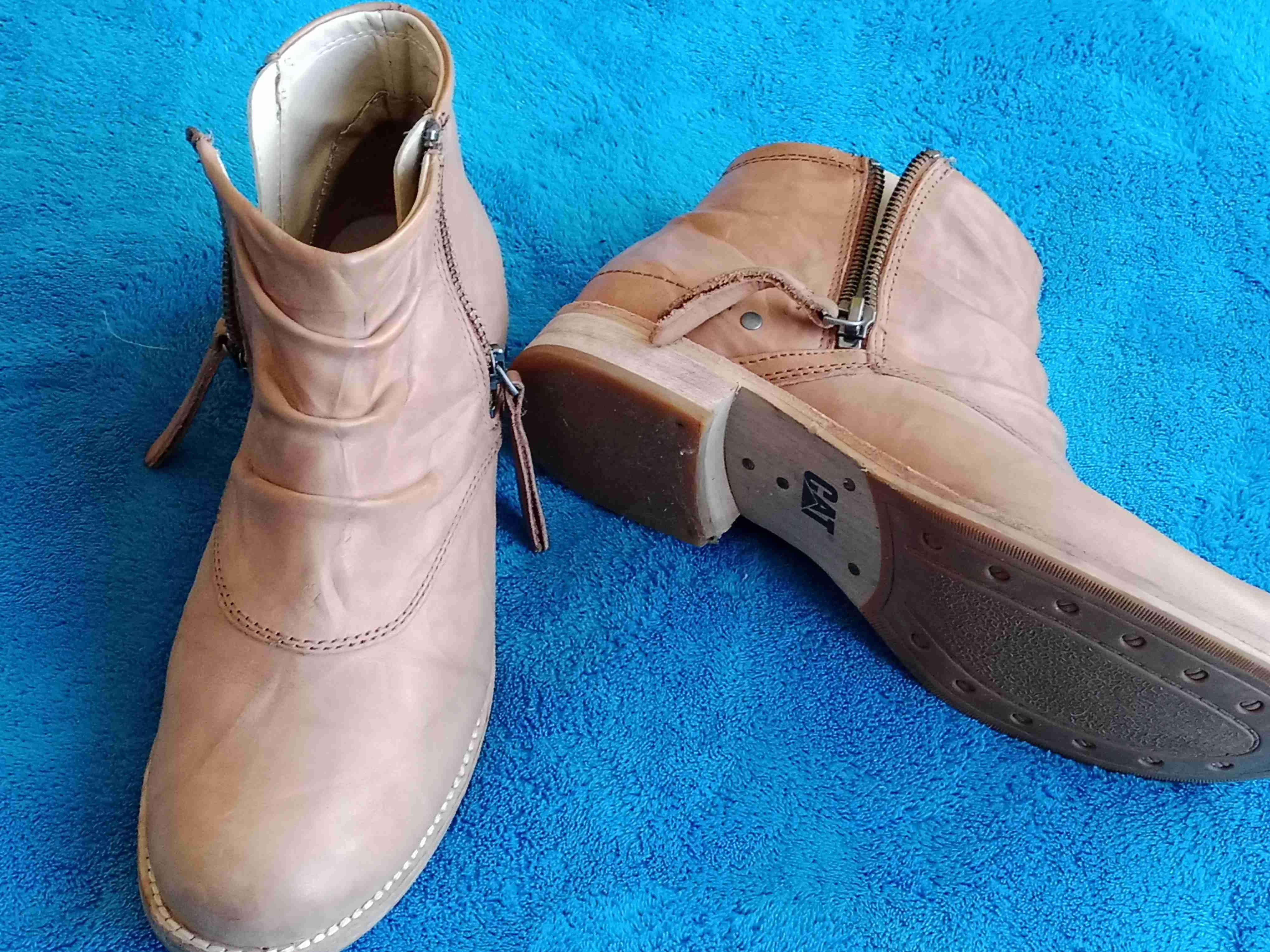 Botines de cuero marrón marca CAT