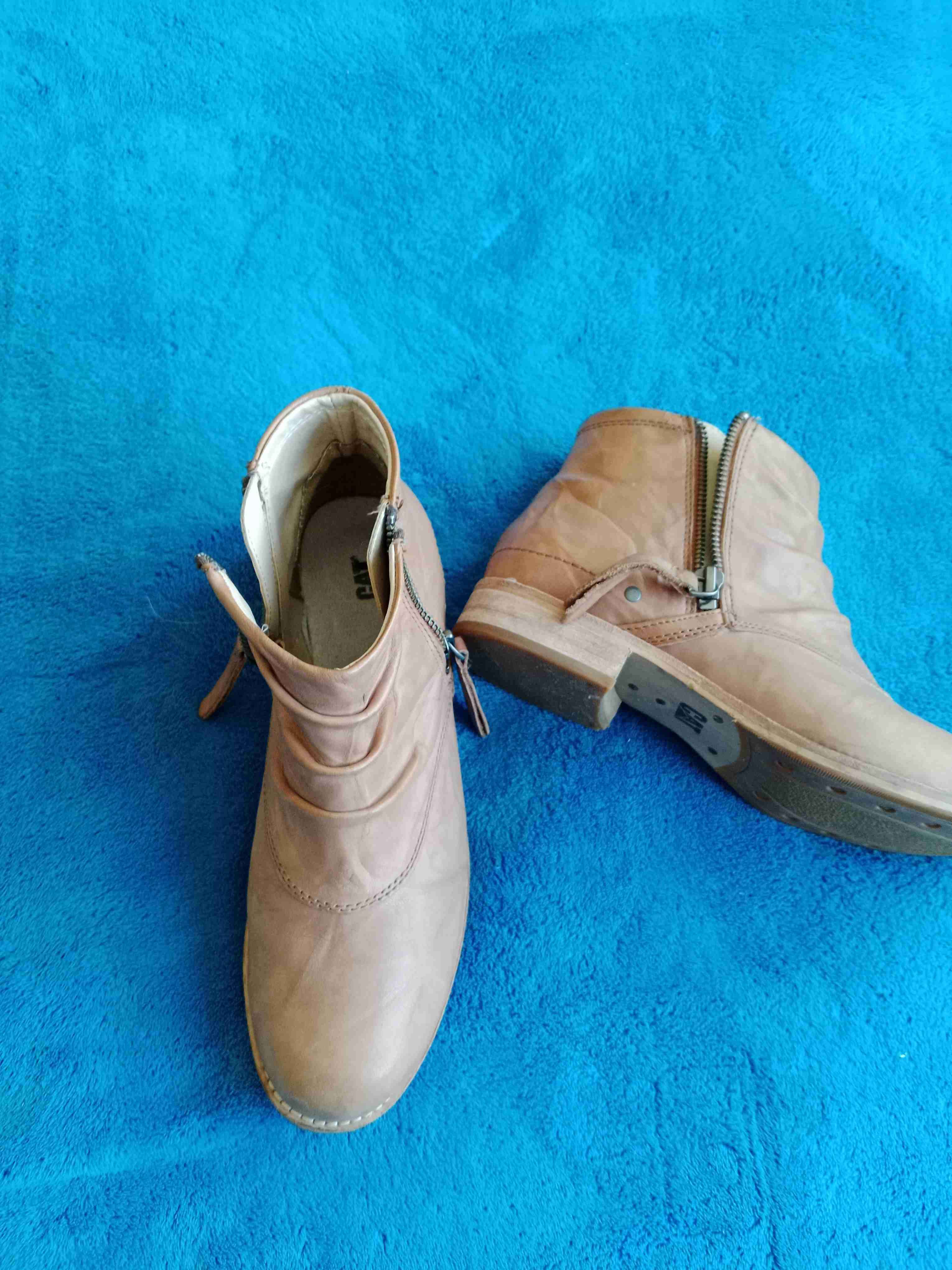 Botines de cuero marrón marca CAT - 2