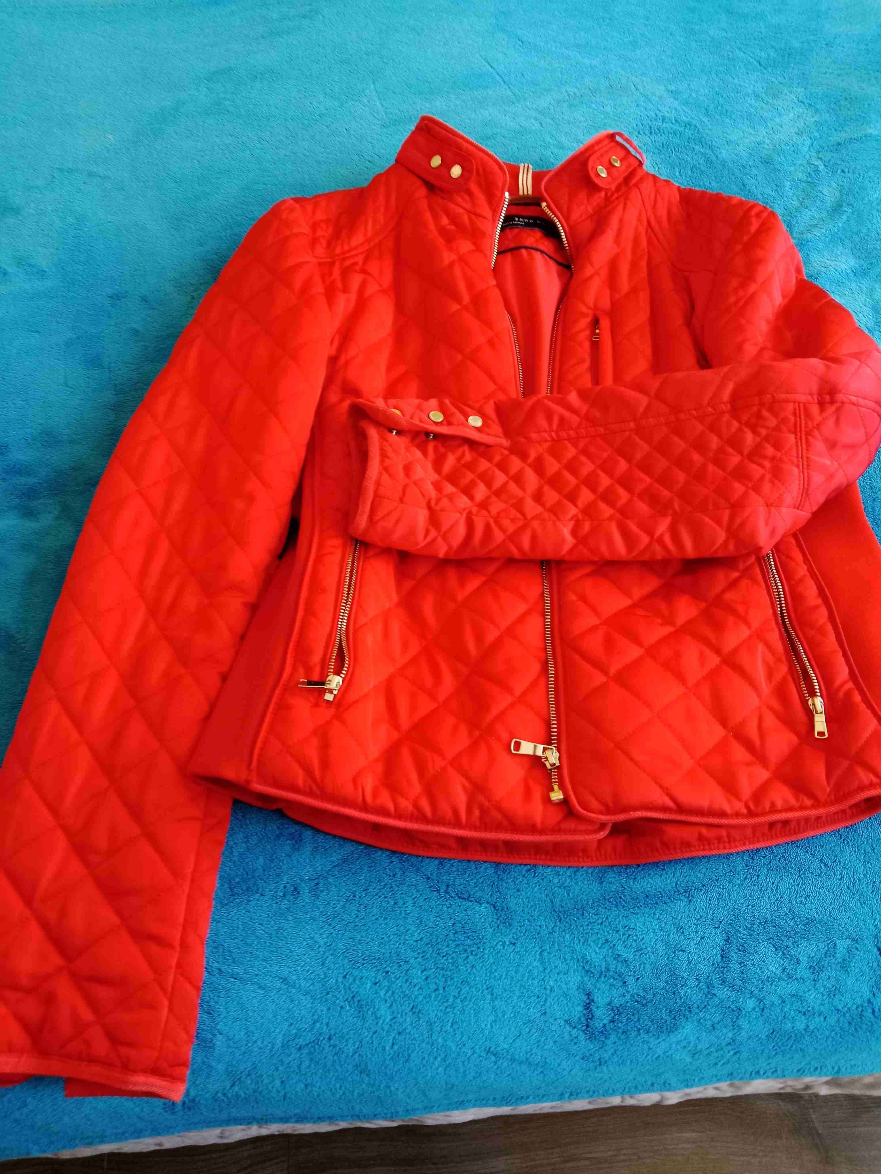 Chaqueta roja acolchada mujer, marca Zara - 1