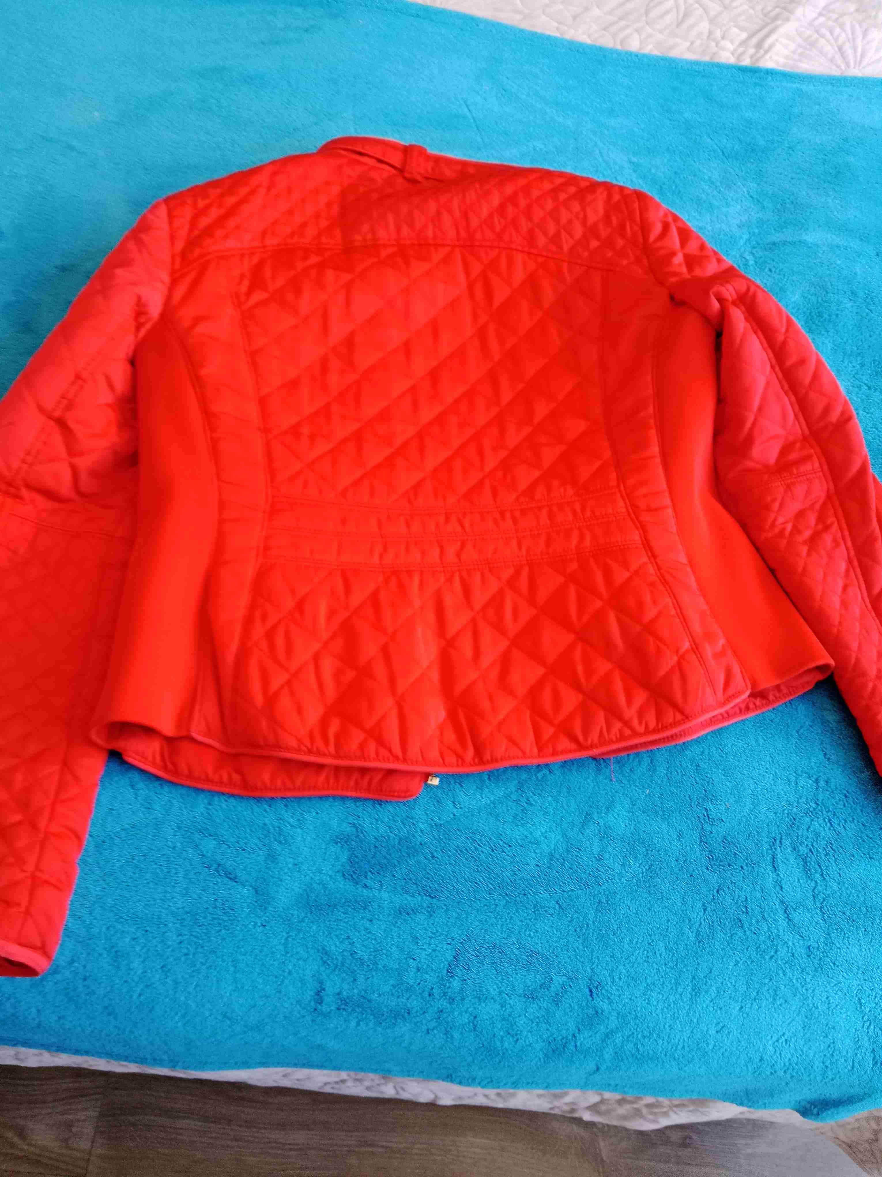 Chaqueta roja acolchada mujer, marca Zara - 3