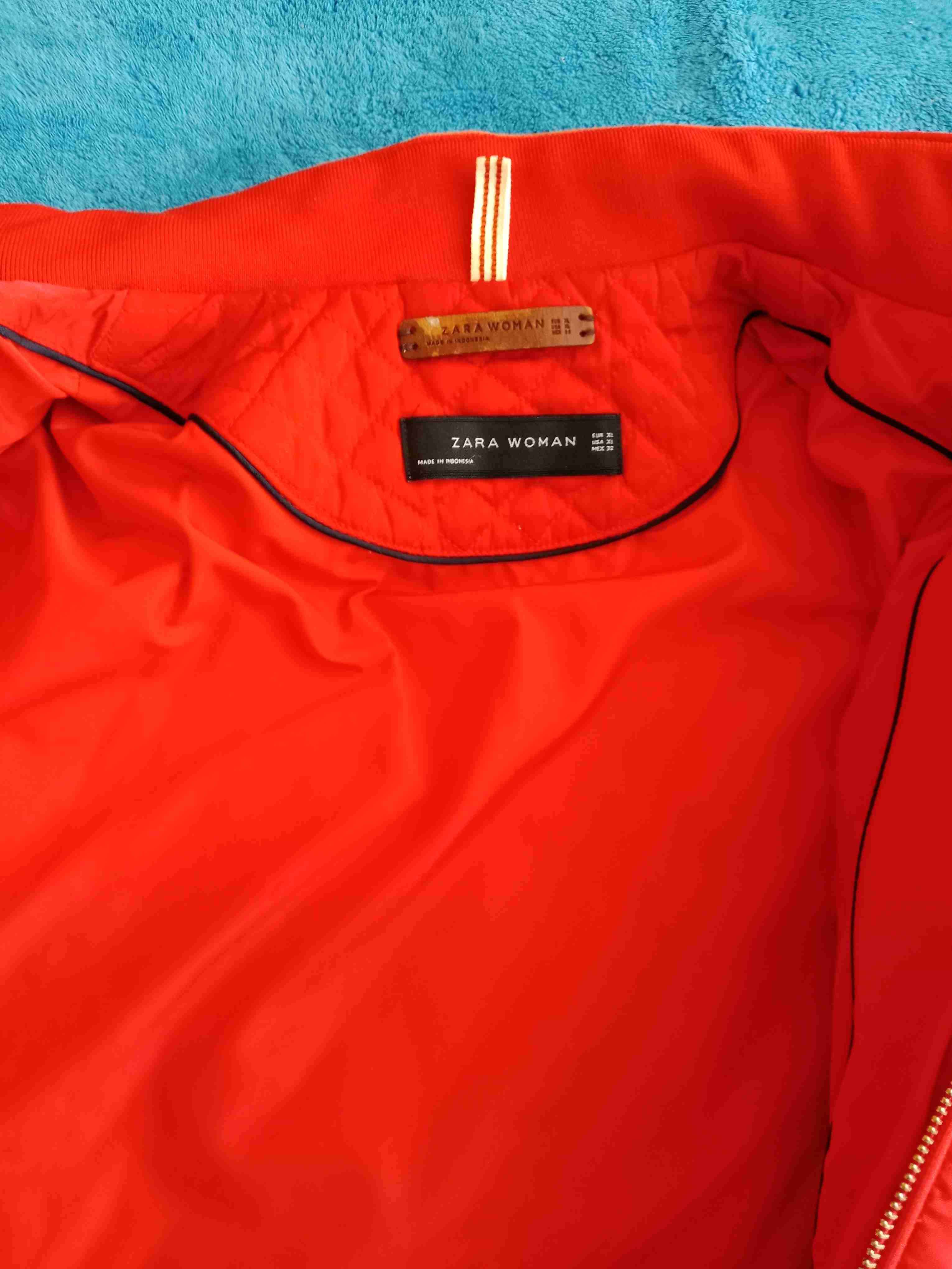 Chaqueta roja acolchada mujer, marca Zara - 4