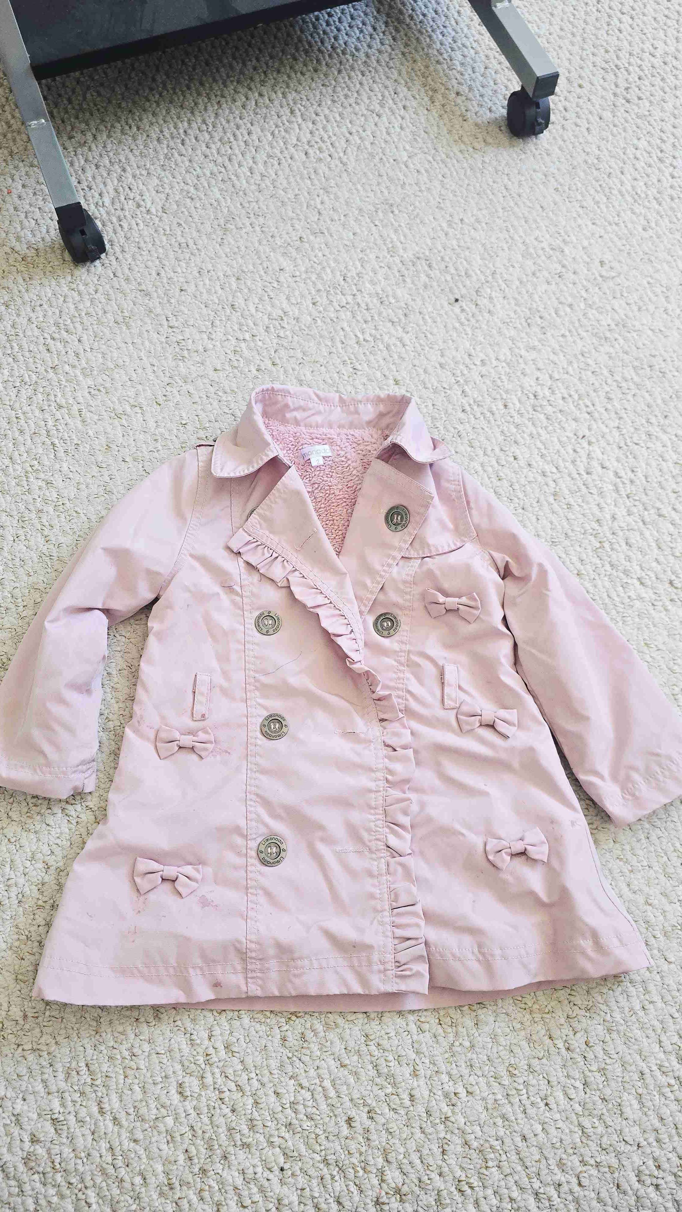 Abrigo infantil rosado con lazos. Limonada