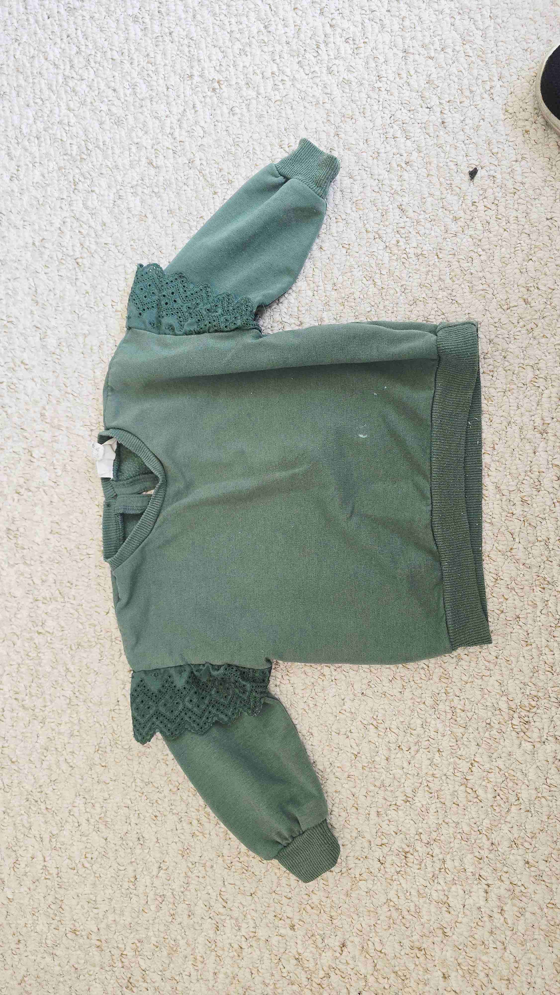 Suéter verde con encaje