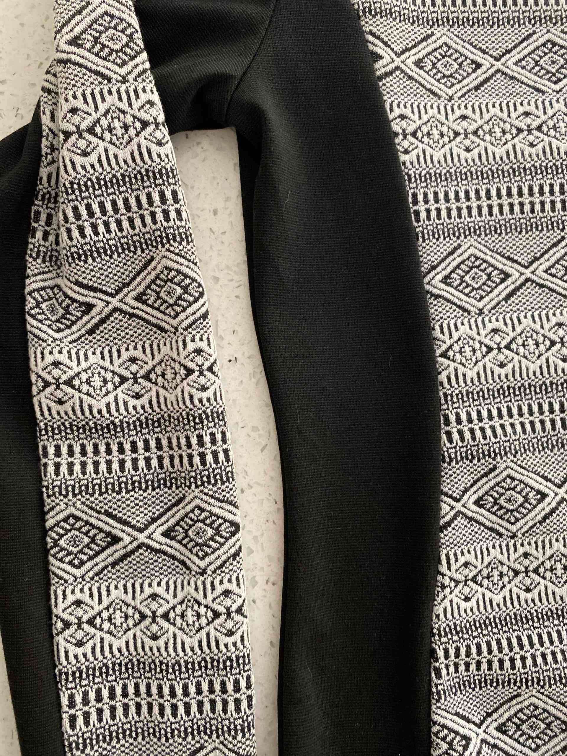 Vestido negro y gris con diseño - miniatura 2