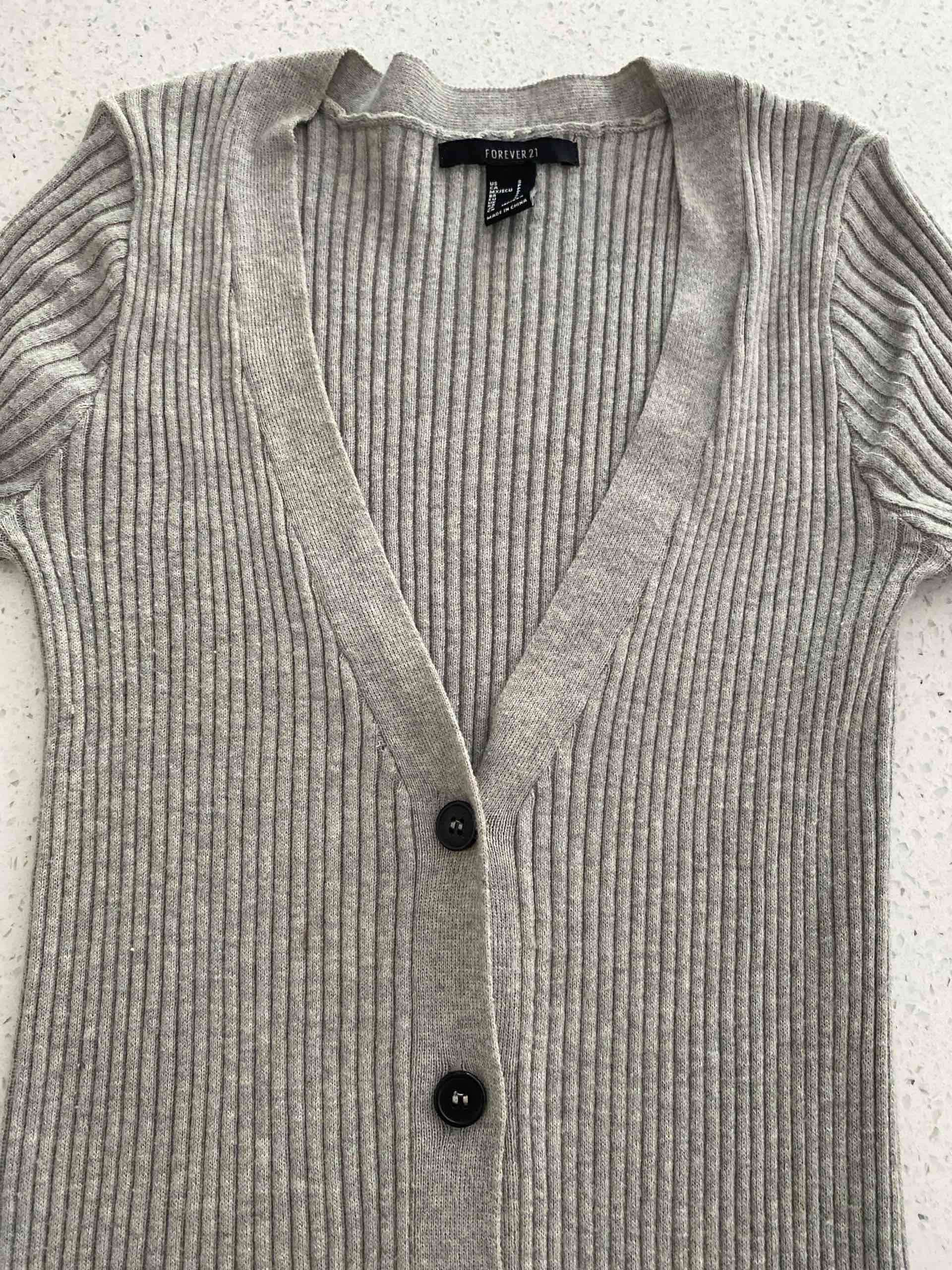 Cárdigan gris largo con botones tejido - miniatura 2