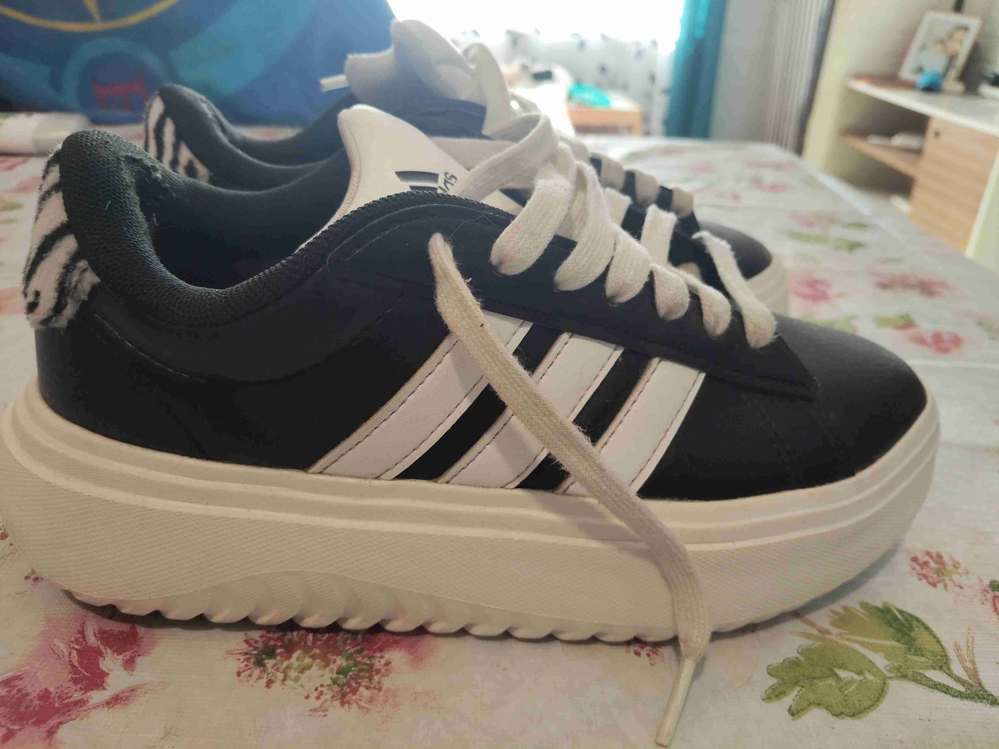 Zapatillas negras con blanco Adidas - miniatura 2