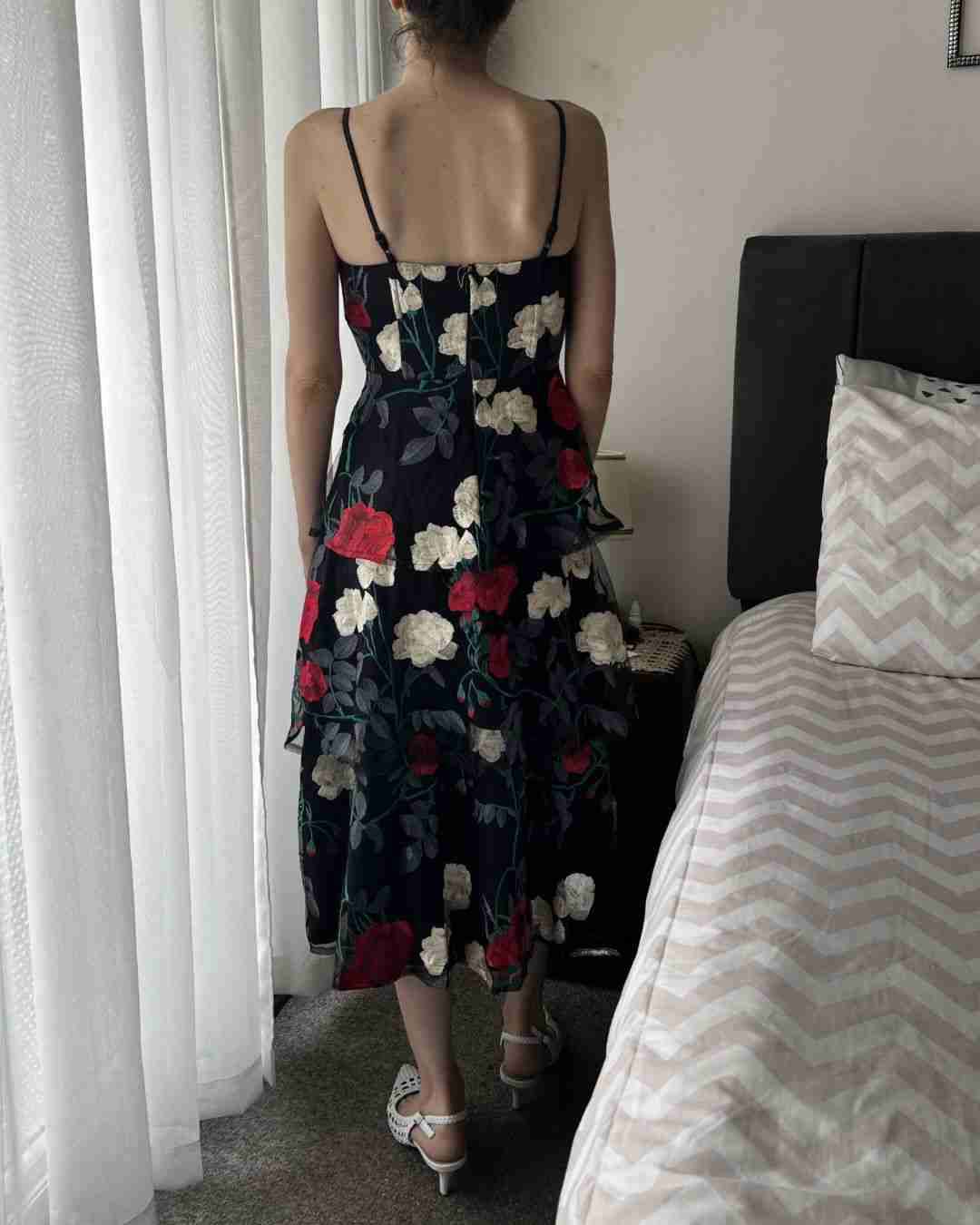 Vestido floral negro con rosas - miniatura 2
