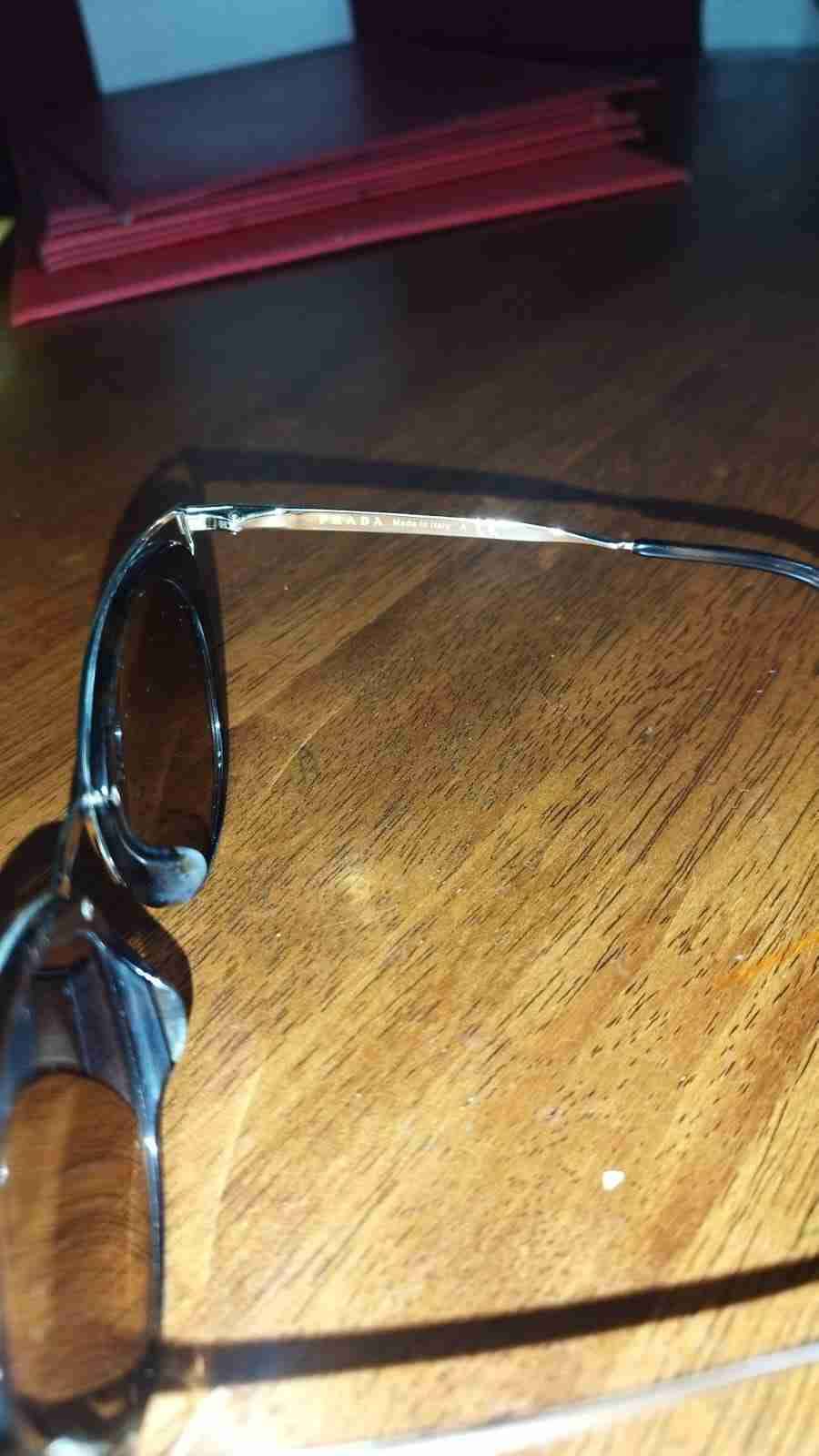 Gafas de sol negras  marca prada originales - miniatura 2