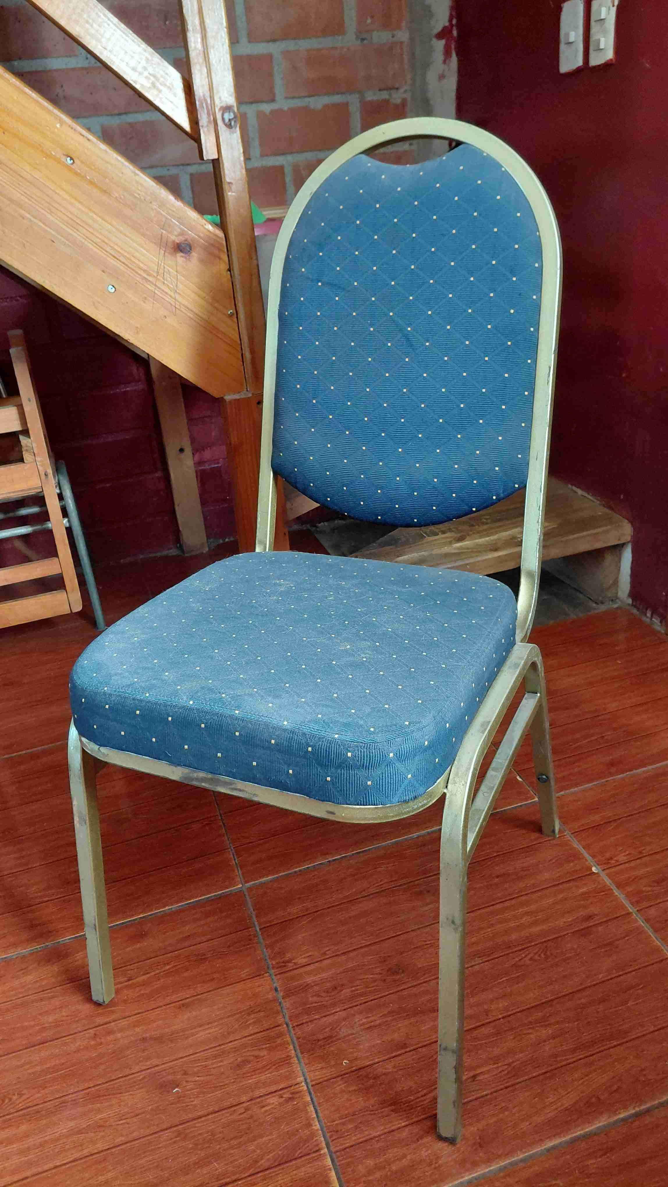 Silla metálica con cojín azul - miniatura 1