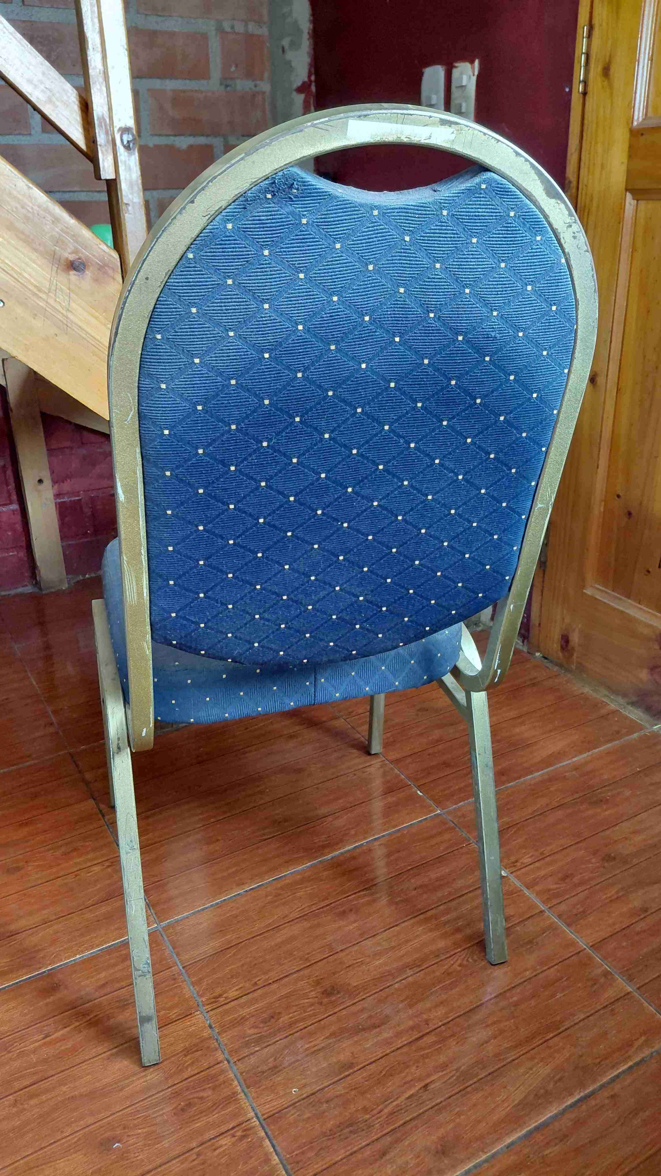 Silla metálica con cojín azul - miniatura 2