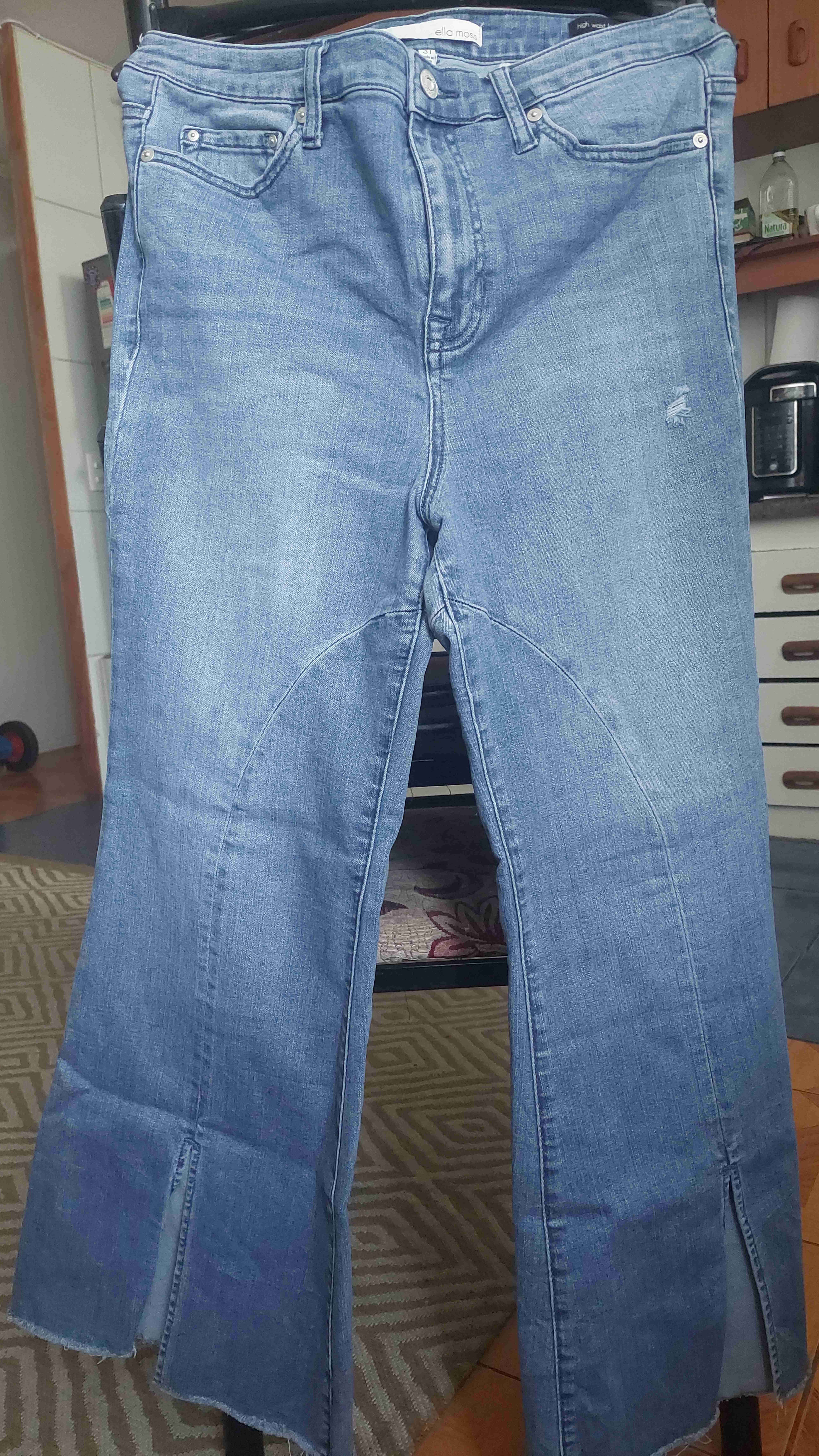 Jeans azules con aberturas - 1