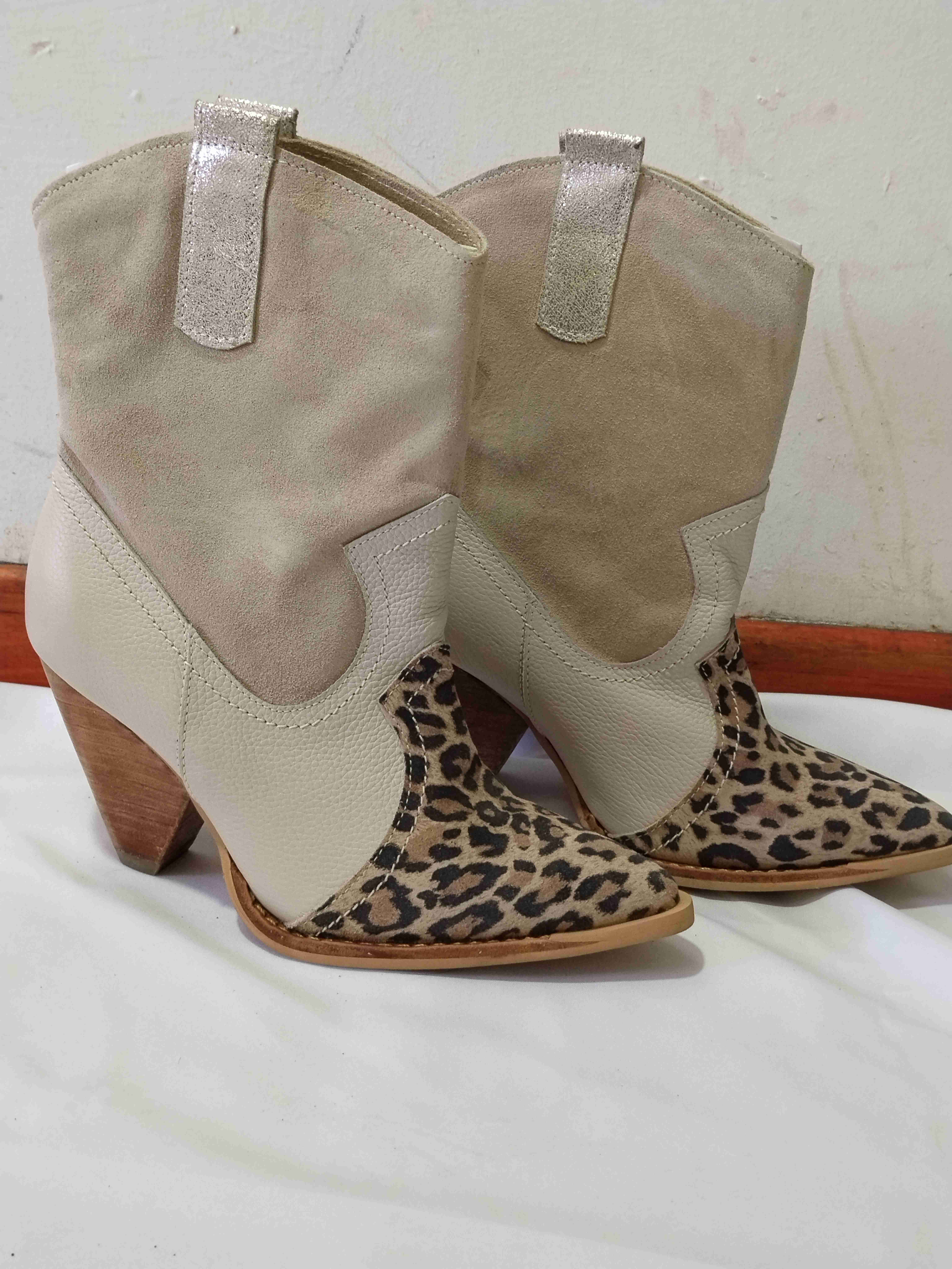 Botas de cuero beige con tacón - miniatura 2