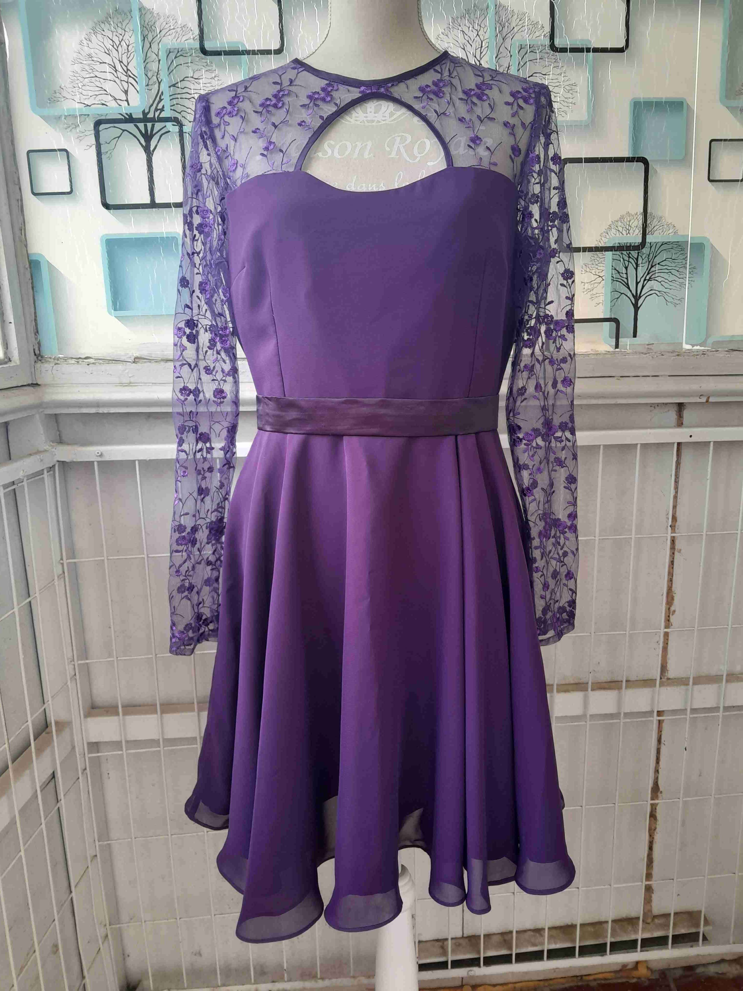 Vestido morado con encaje floral - 1