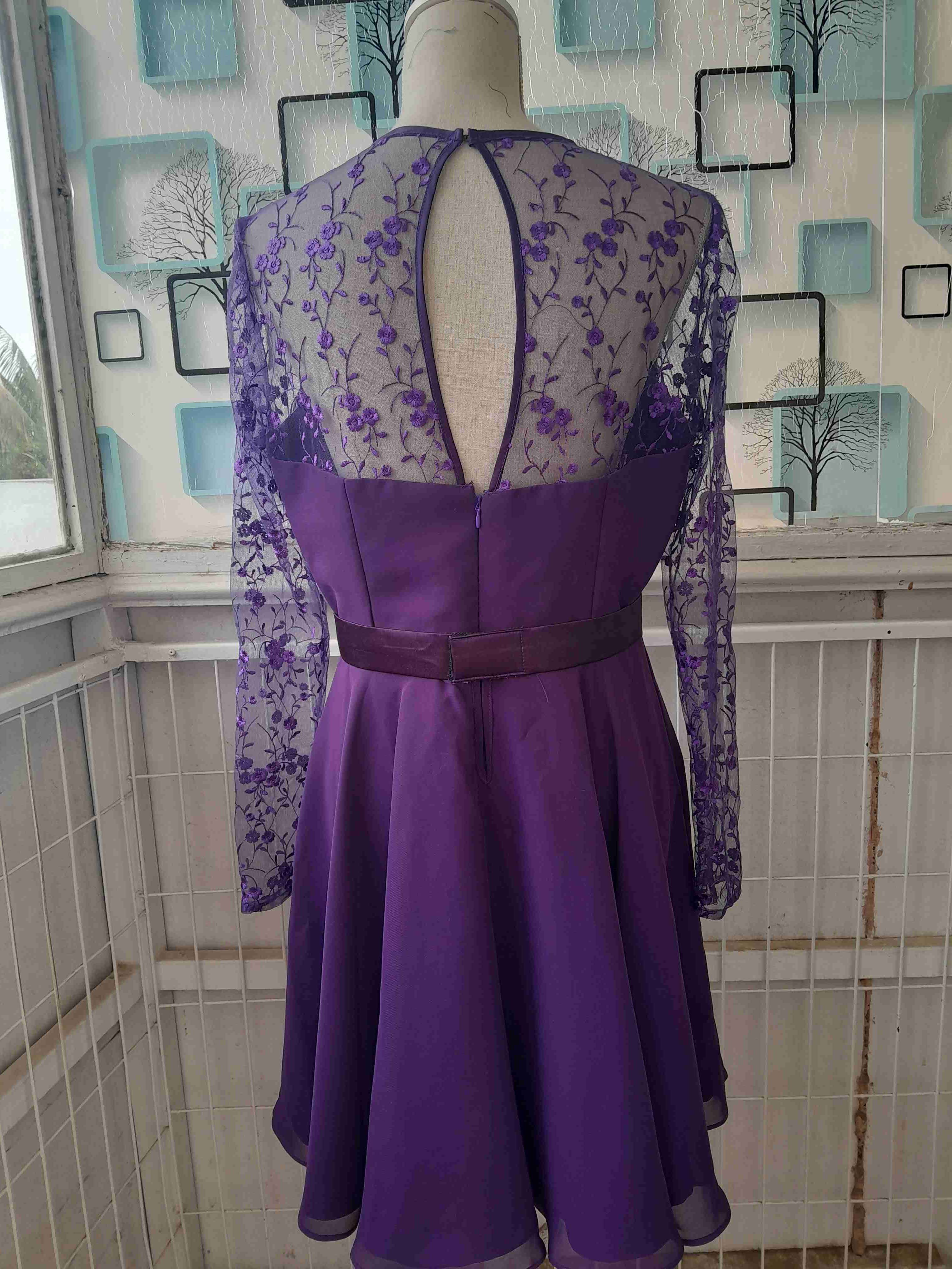 Vestido morado con encaje floral - 2