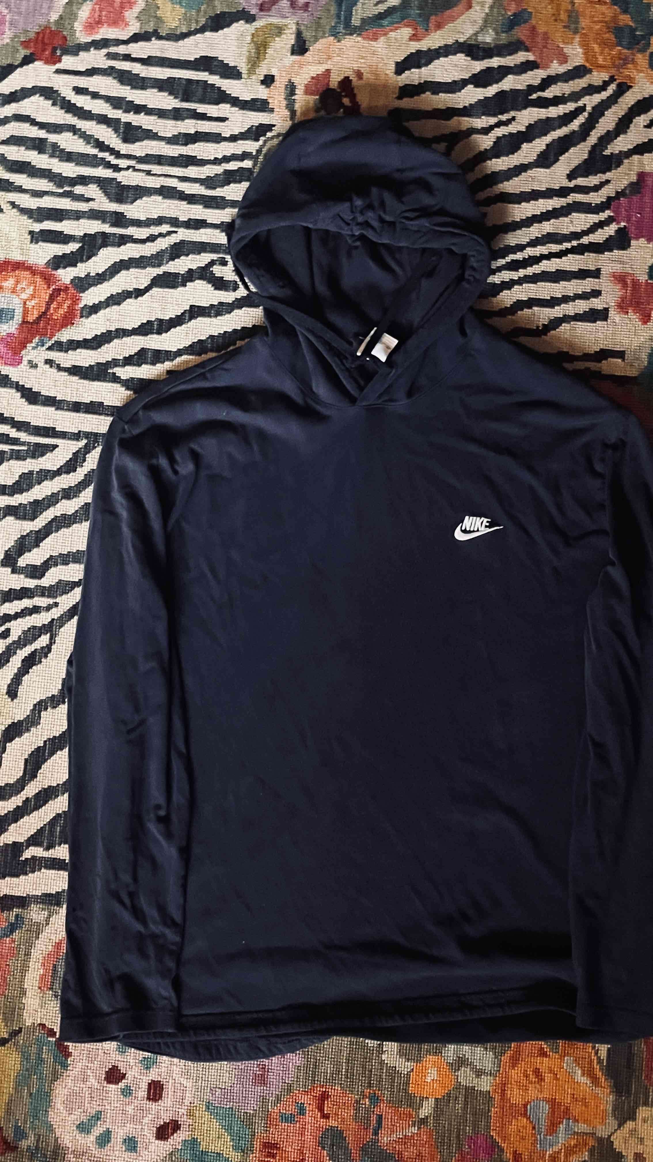 Polerón negro Nike con capucha - miniatura 3