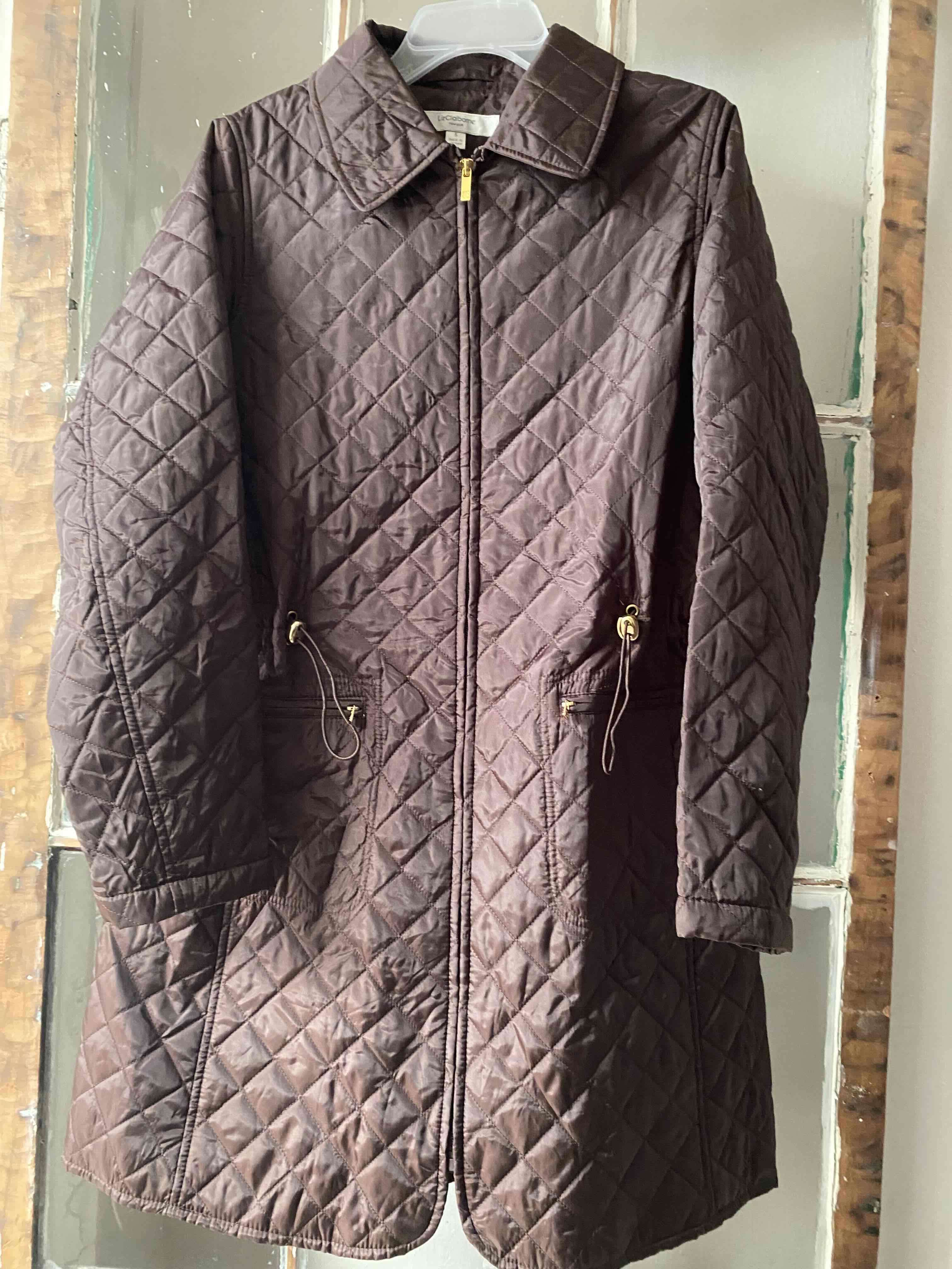 Abrigo marrón acolchado con cierre