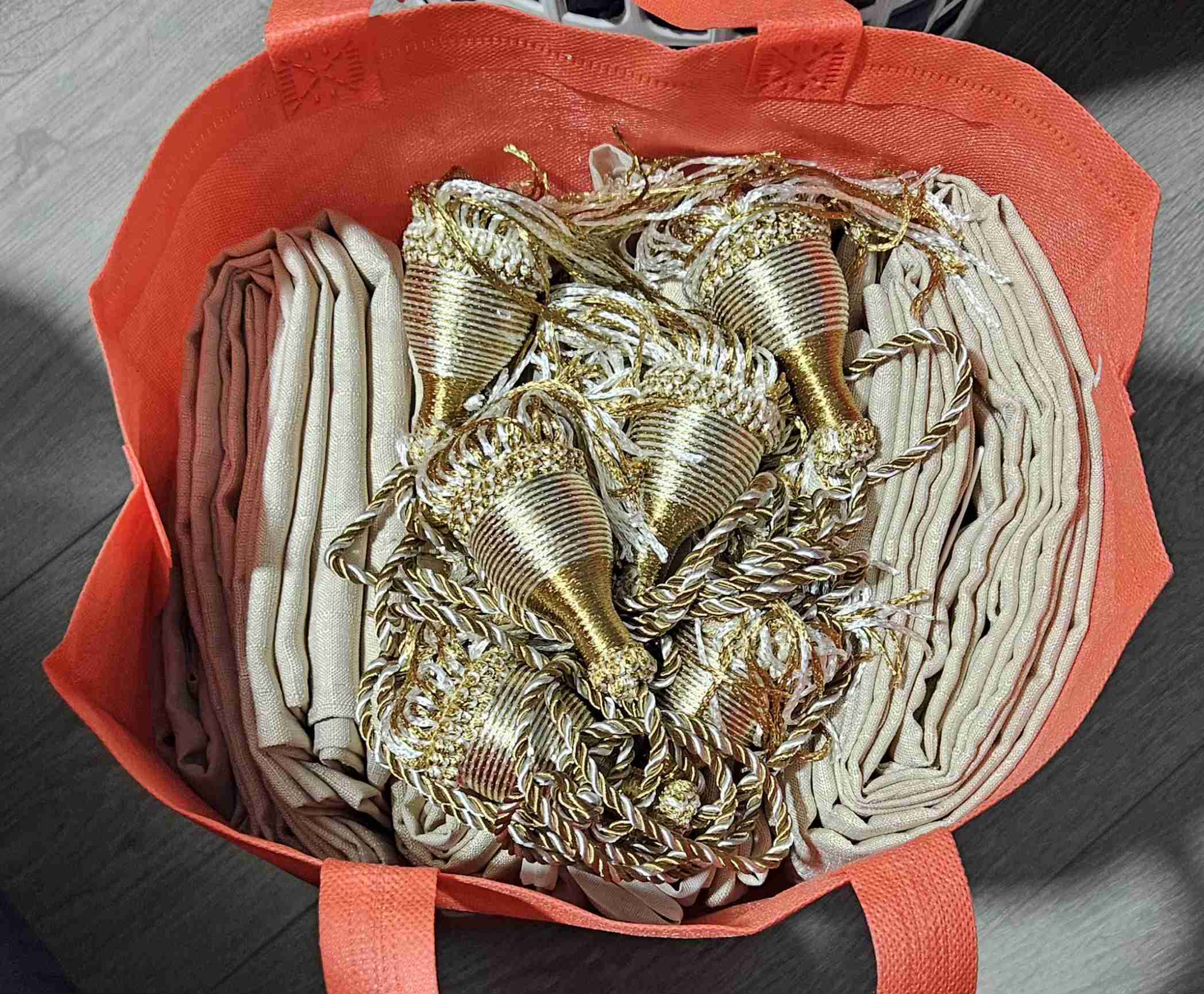 Cortinas beige doradas en buen estado - miniatura 2