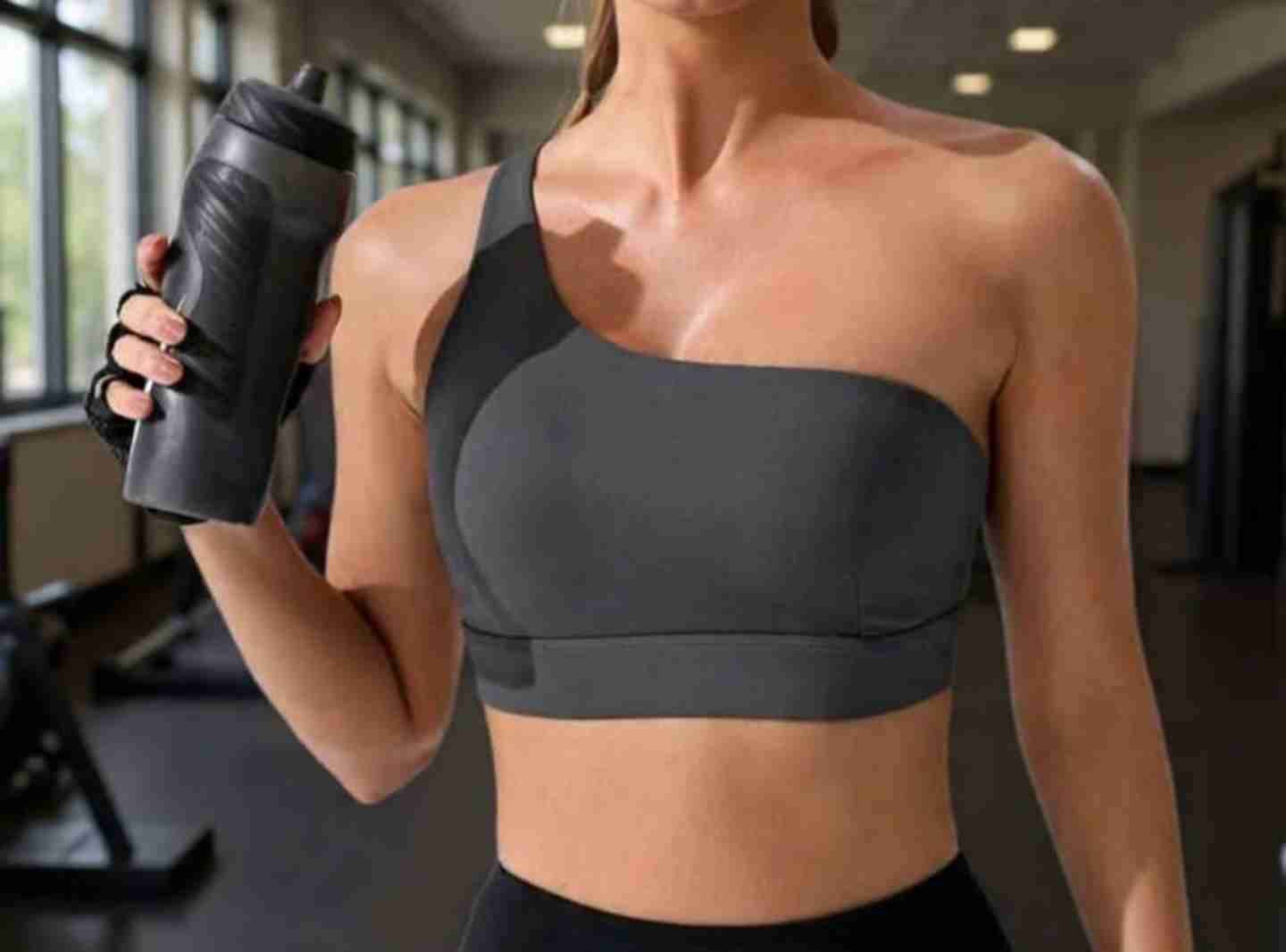 Top deportivo gris asimétrico