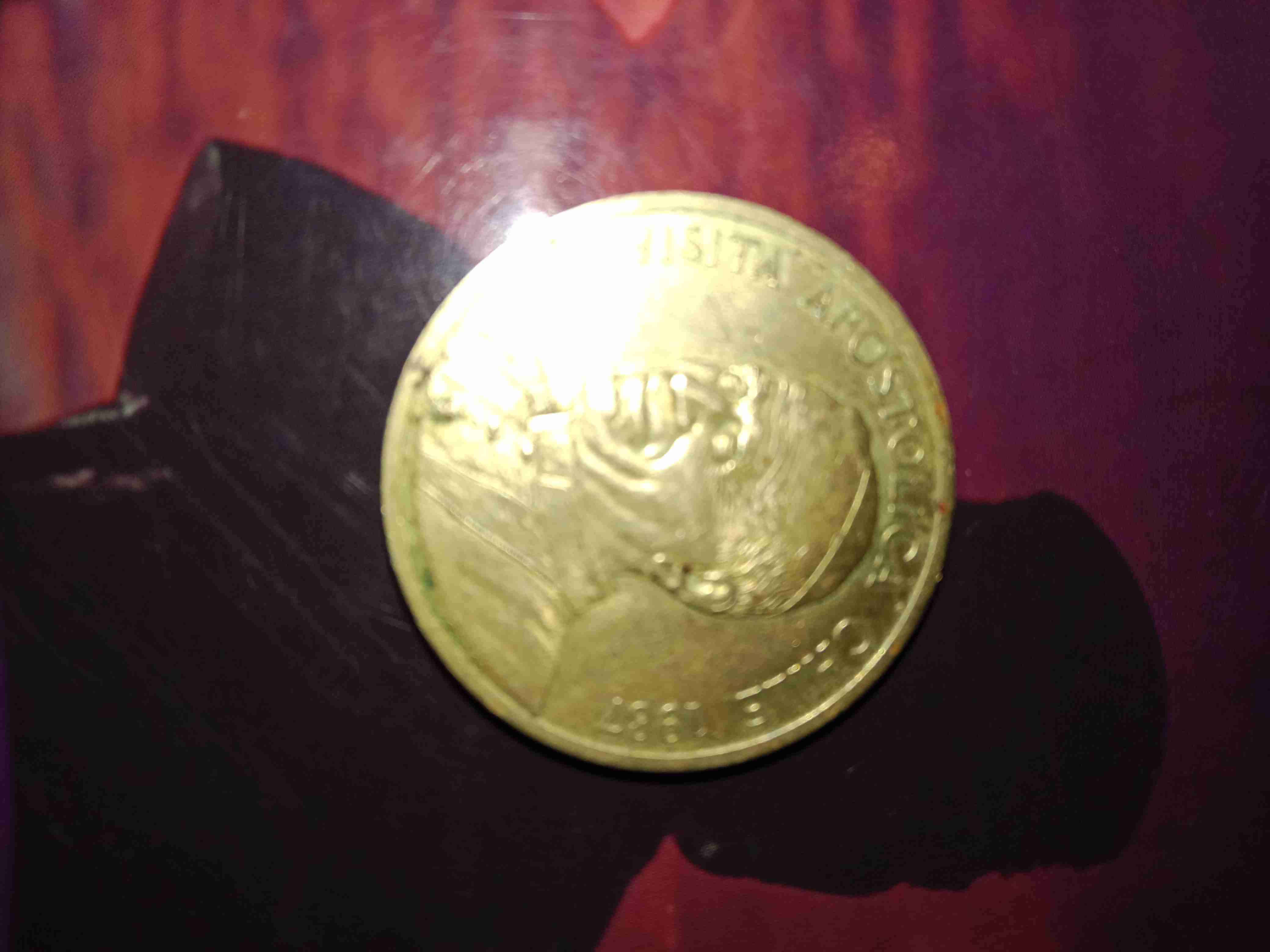 Moneda conmemorativa dorada - miniatura 1