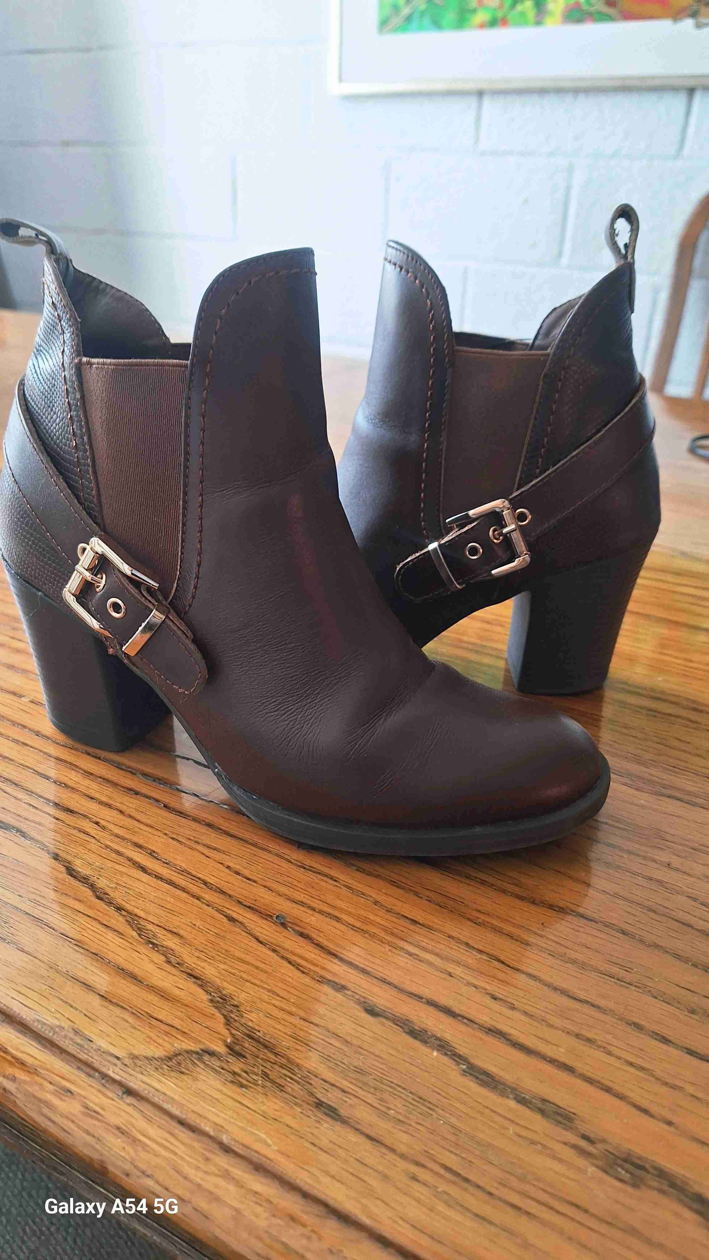 Botines negros con hebillas