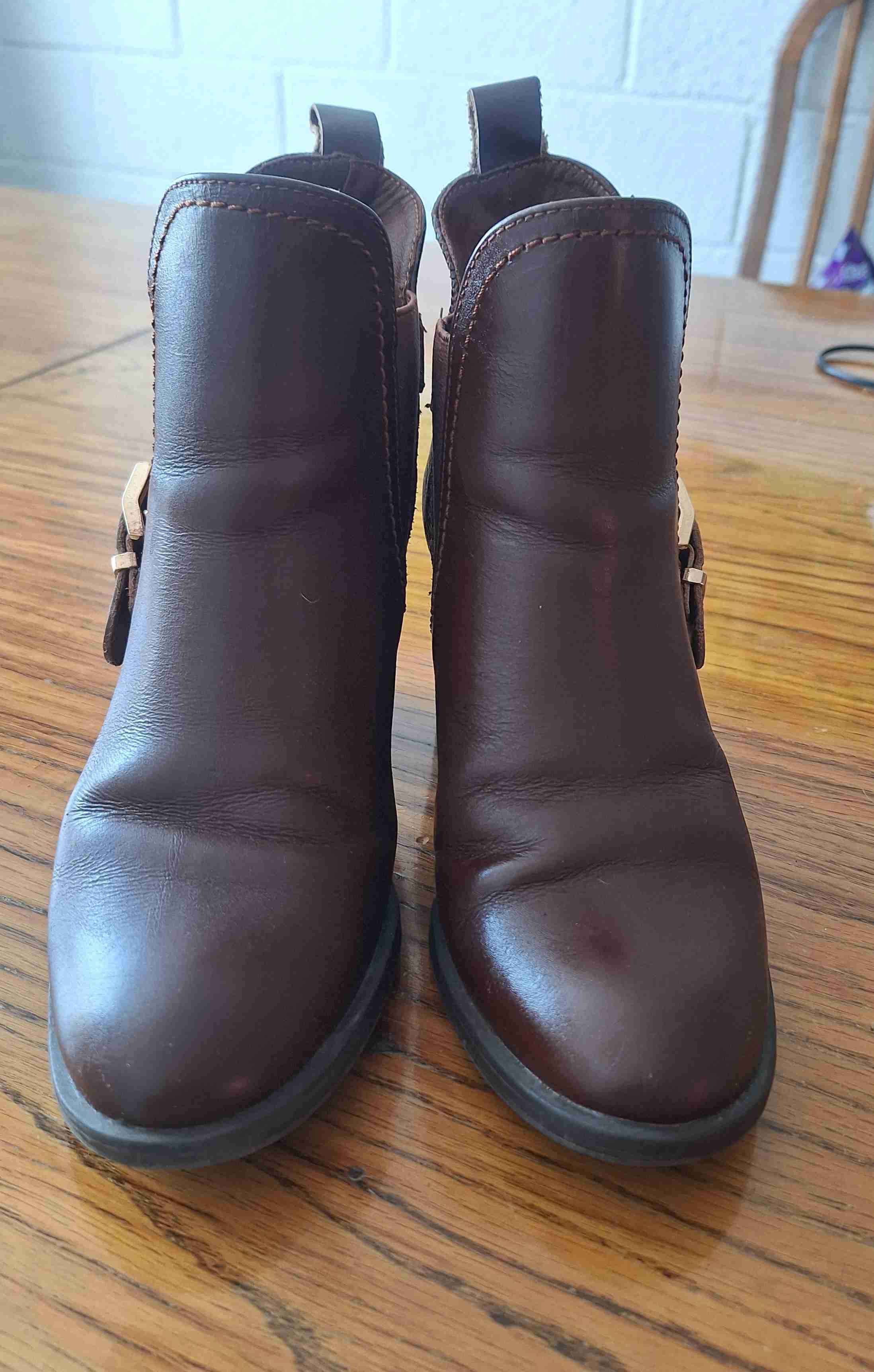 Botines negros con hebillas - miniatura 2