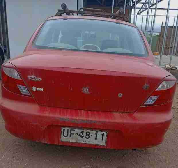 Auto sedán rojo usado - miniatura 2