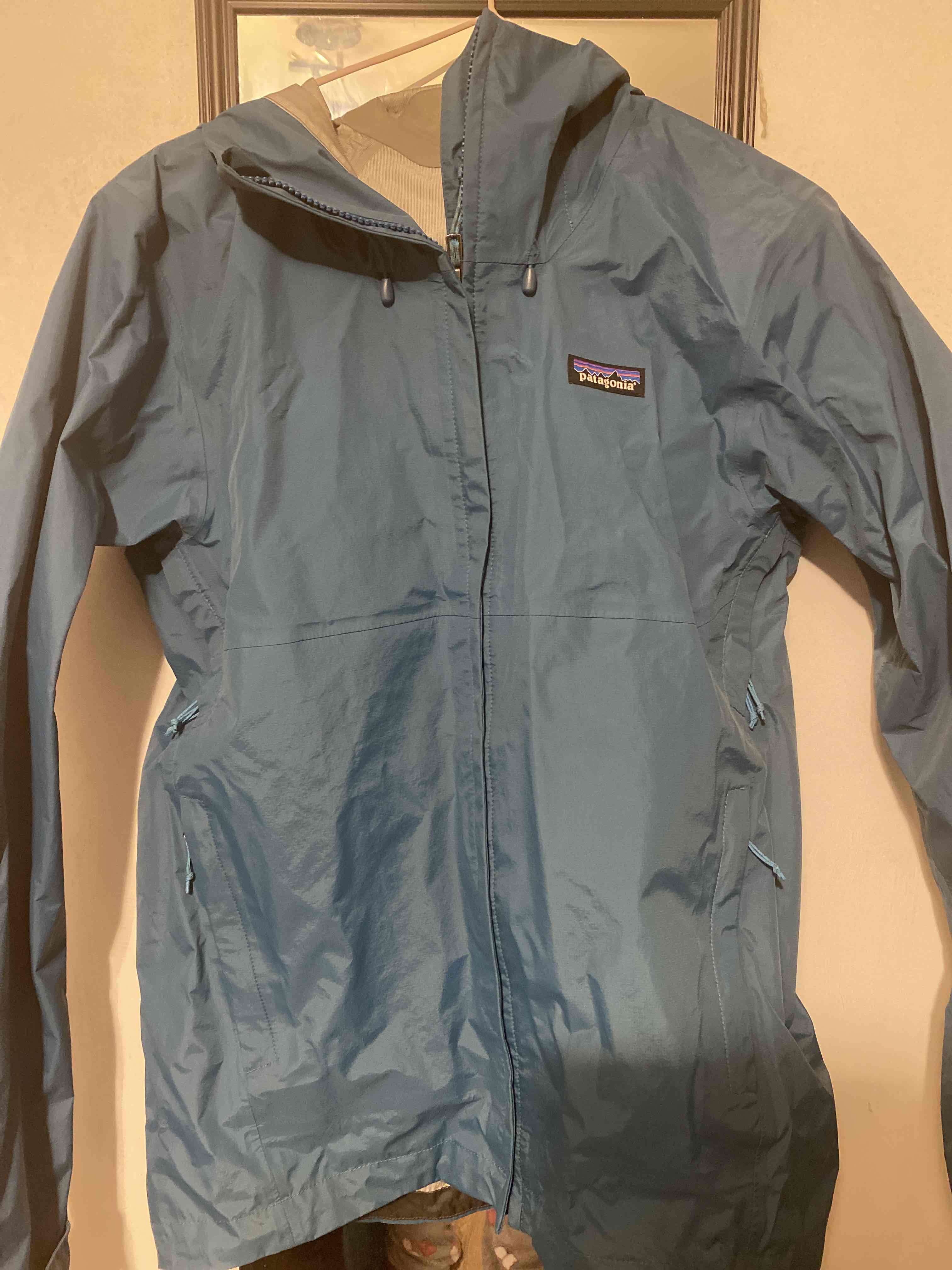 Cortaviendo o Chaqueta azul con capucha