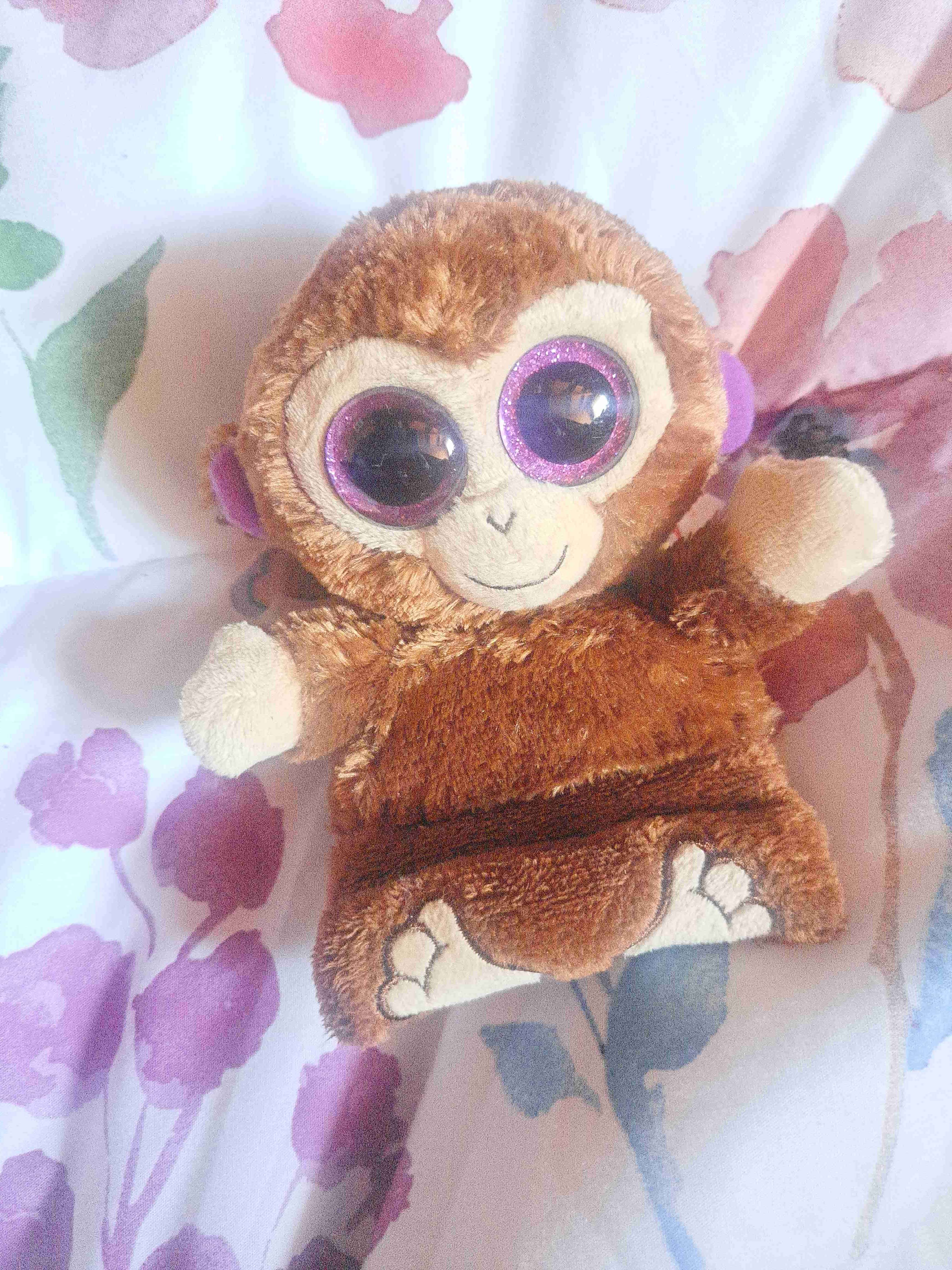 Peluche mono con ojos brillantes
