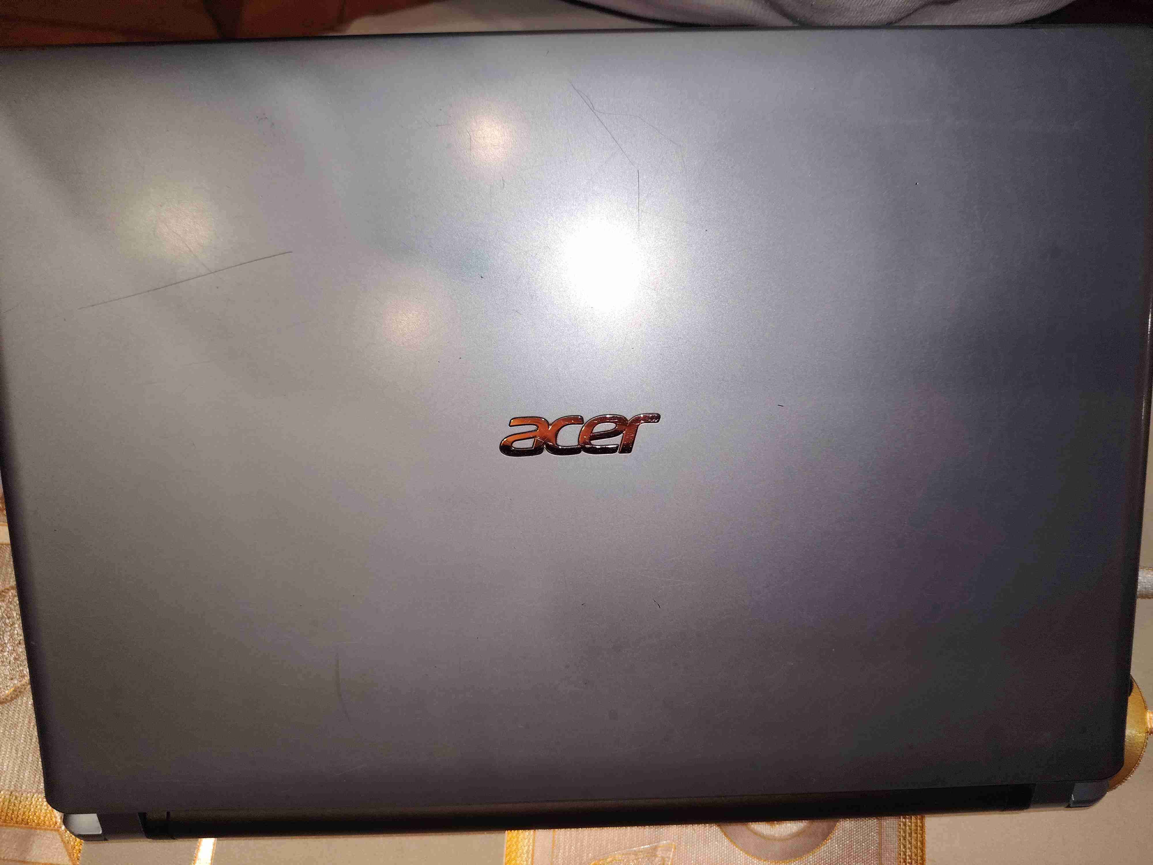 Laptop Acer buena condición - miniatura 1