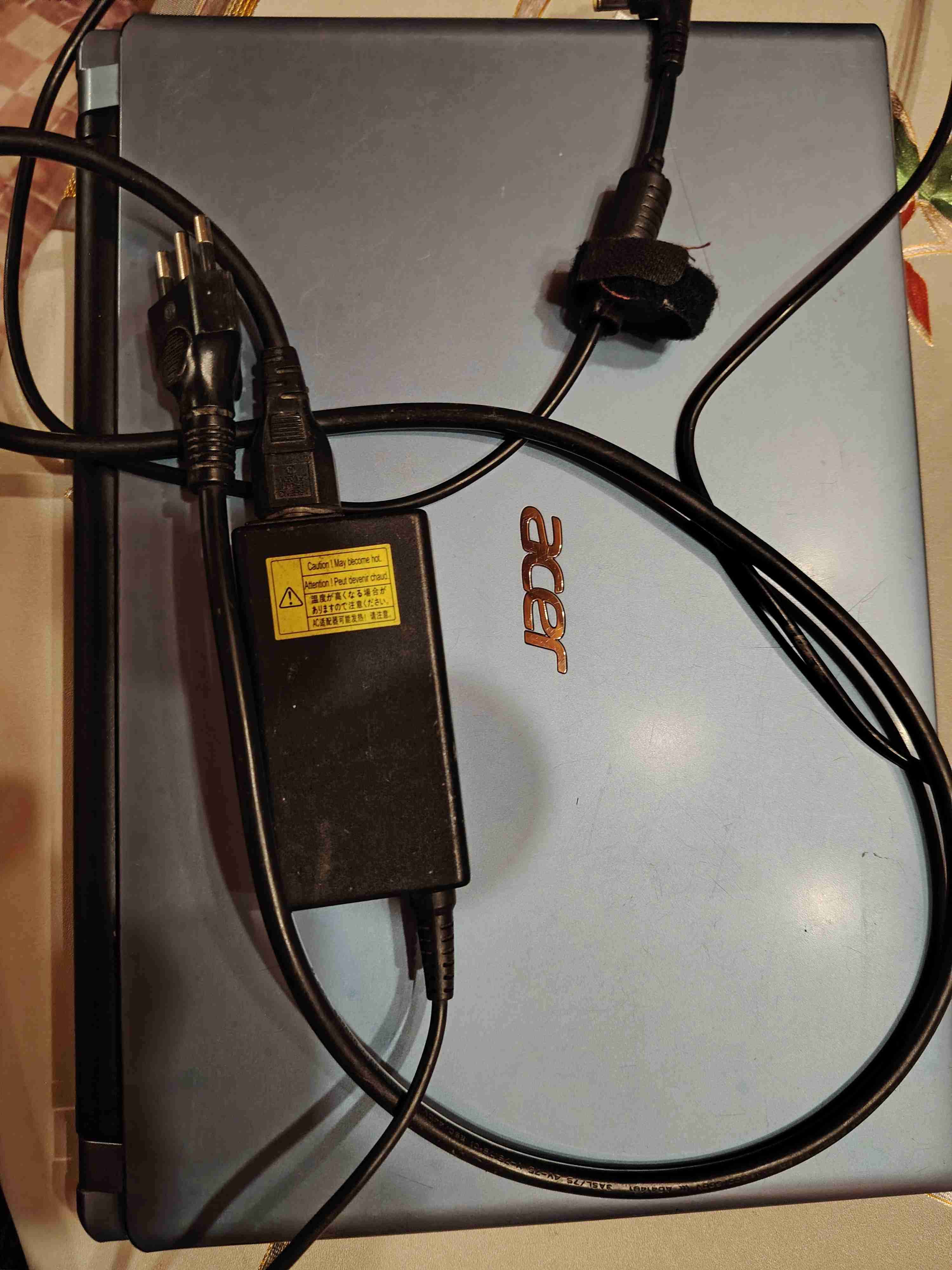 Laptop Acer buena condición - miniatura 4