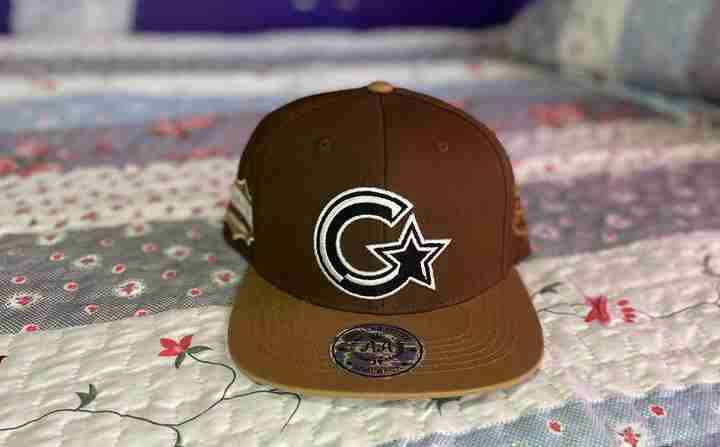 Gorra café con logo estrella - miniatura 1