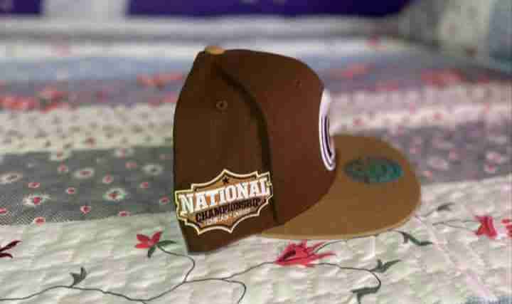 Gorra café con logo estrella - miniatura 2