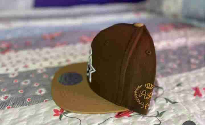 Gorra café con logo estrella - miniatura 3