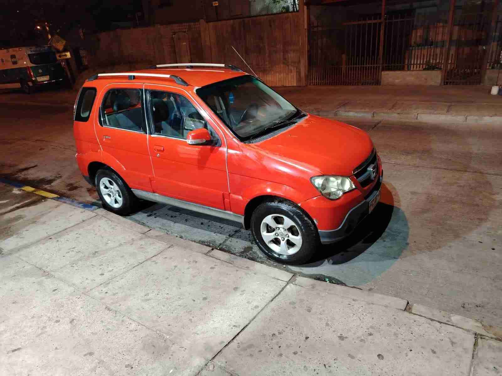 Camioneta roja compacta - miniatura 1