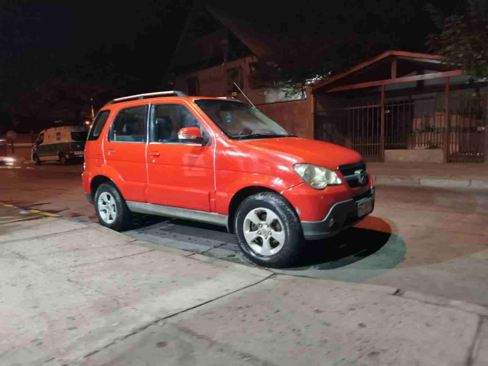 Camioneta roja compacta - miniatura 2