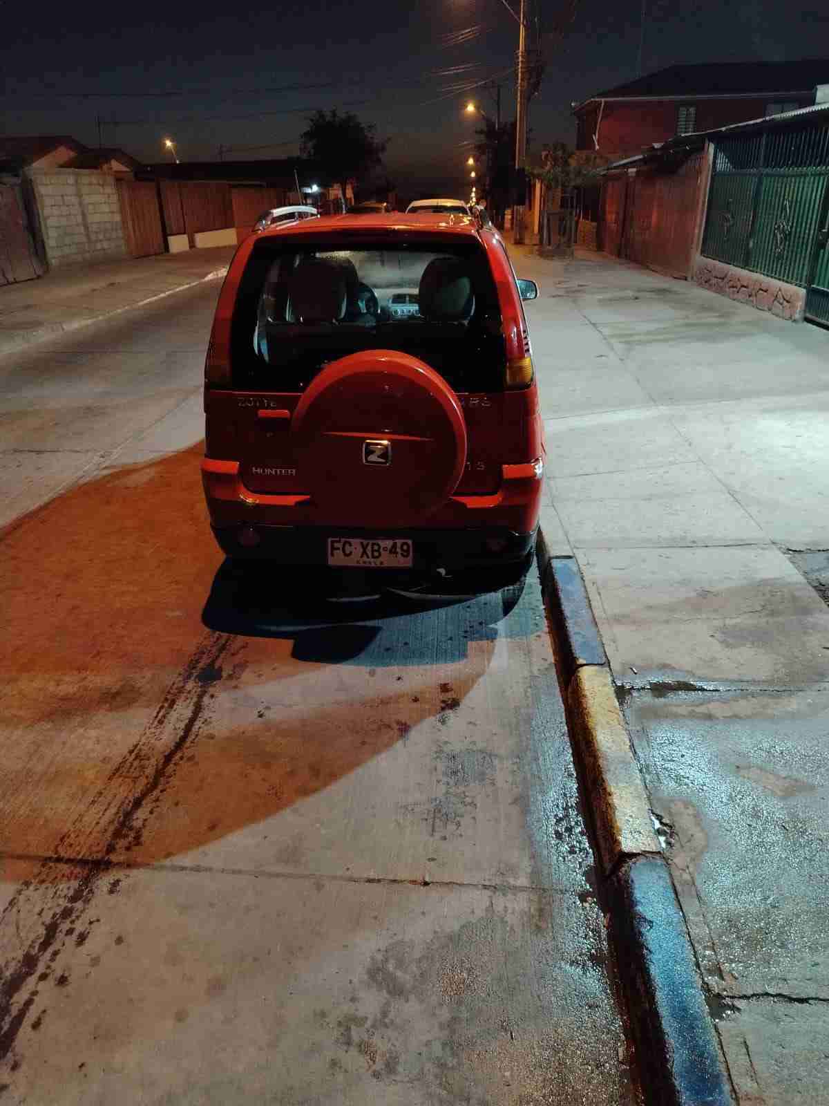 Camioneta roja compacta - miniatura 3