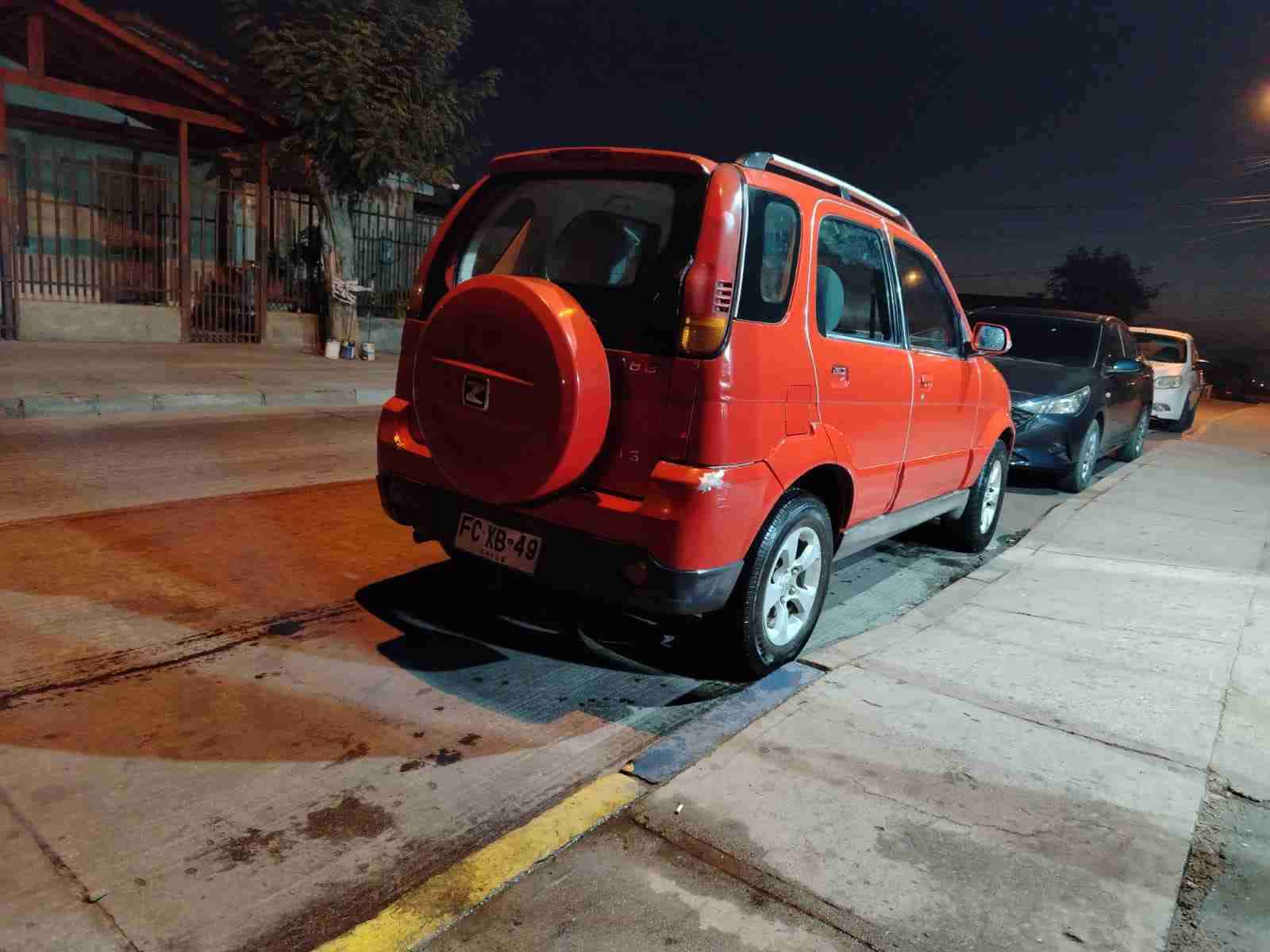 Camioneta roja compacta - miniatura 4