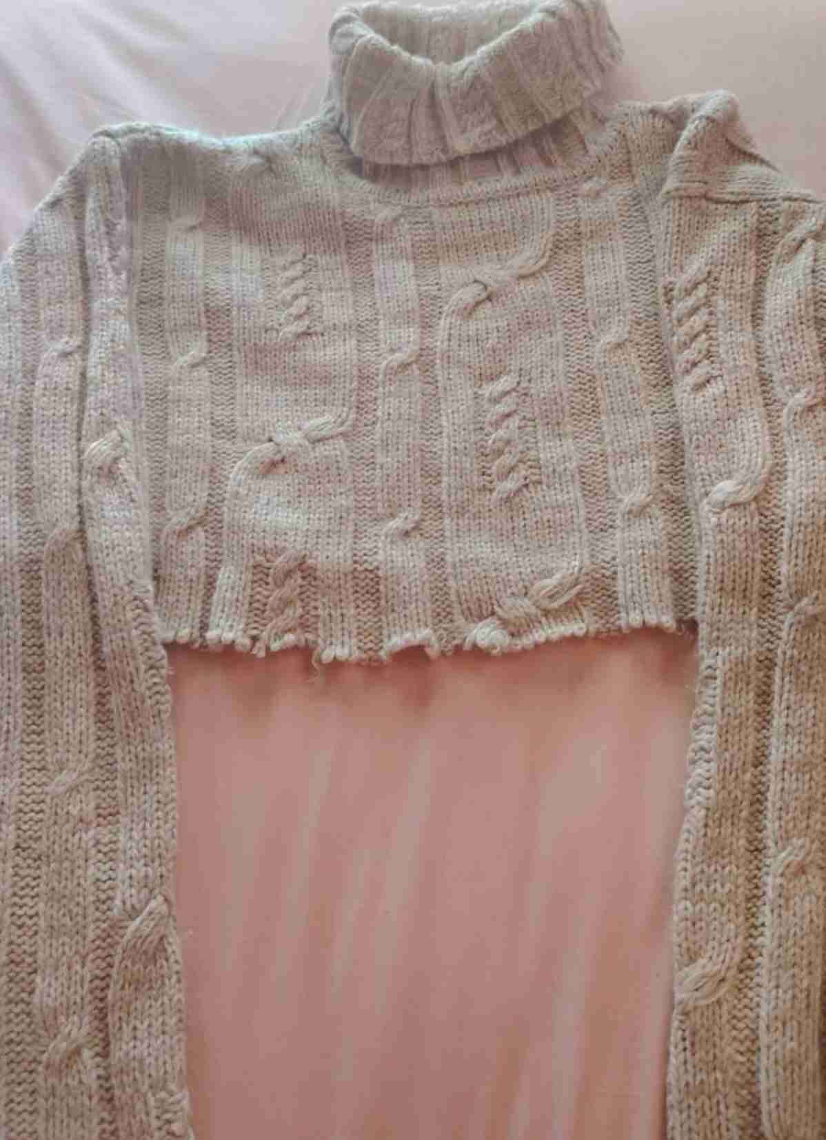 Suéter cuello alto beige trenzado