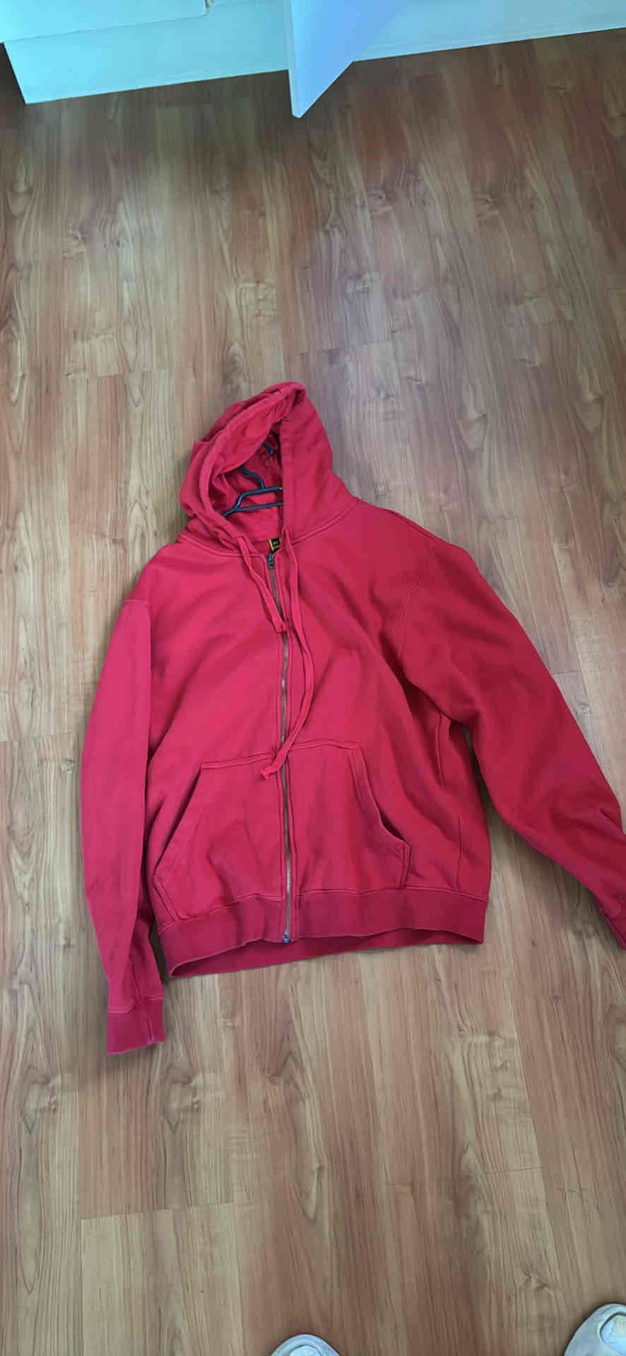 Polerón rojo con capucha - miniatura 1