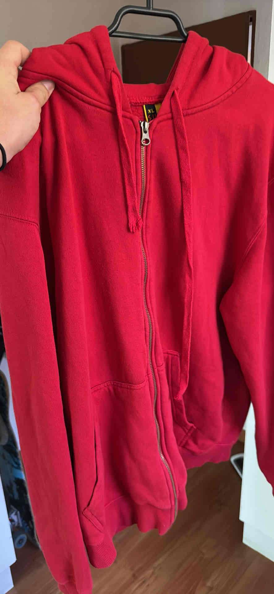 Polerón rojo con capucha - miniatura 2