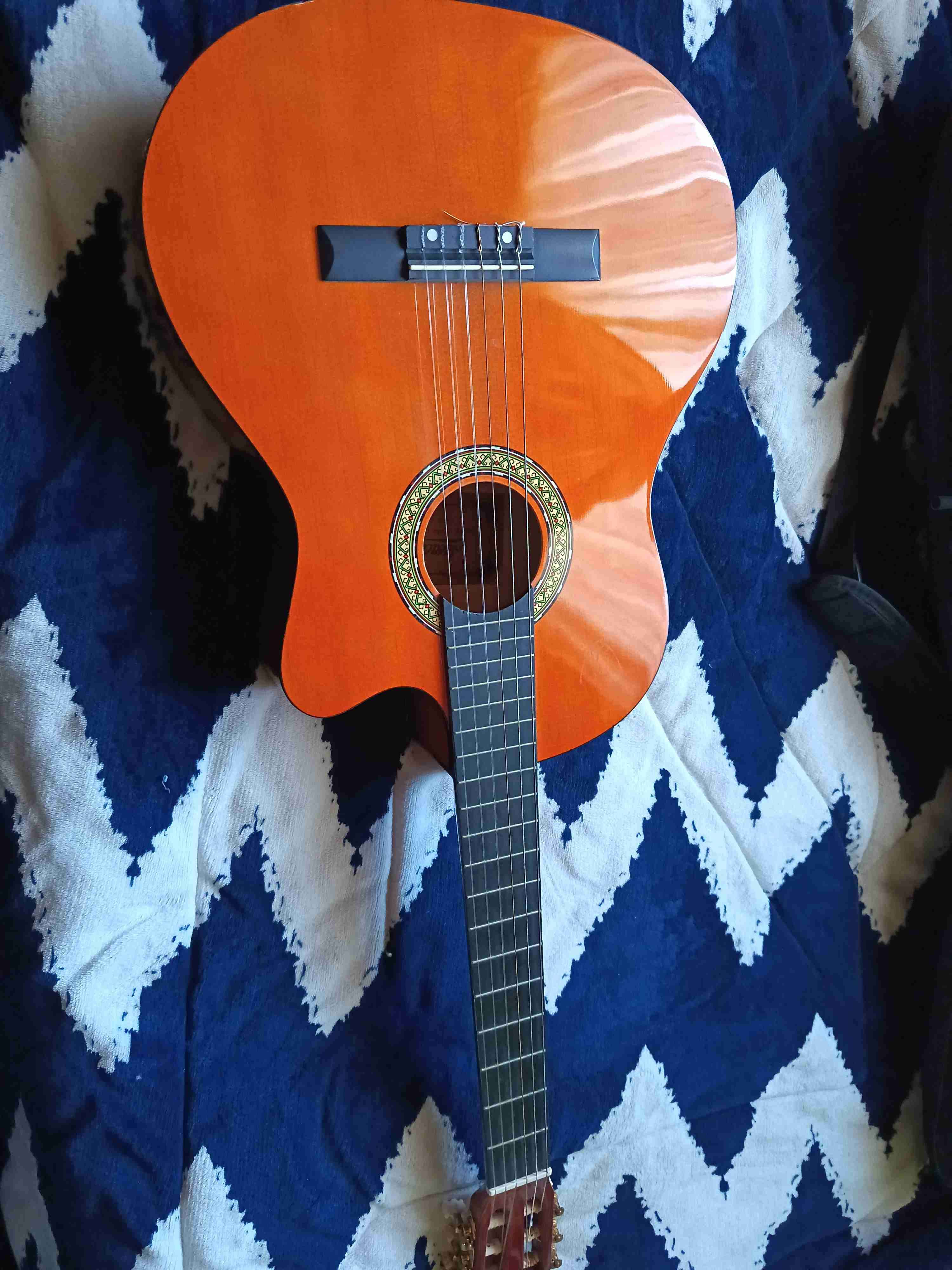 Guitarra clásica de madera - miniatura 1