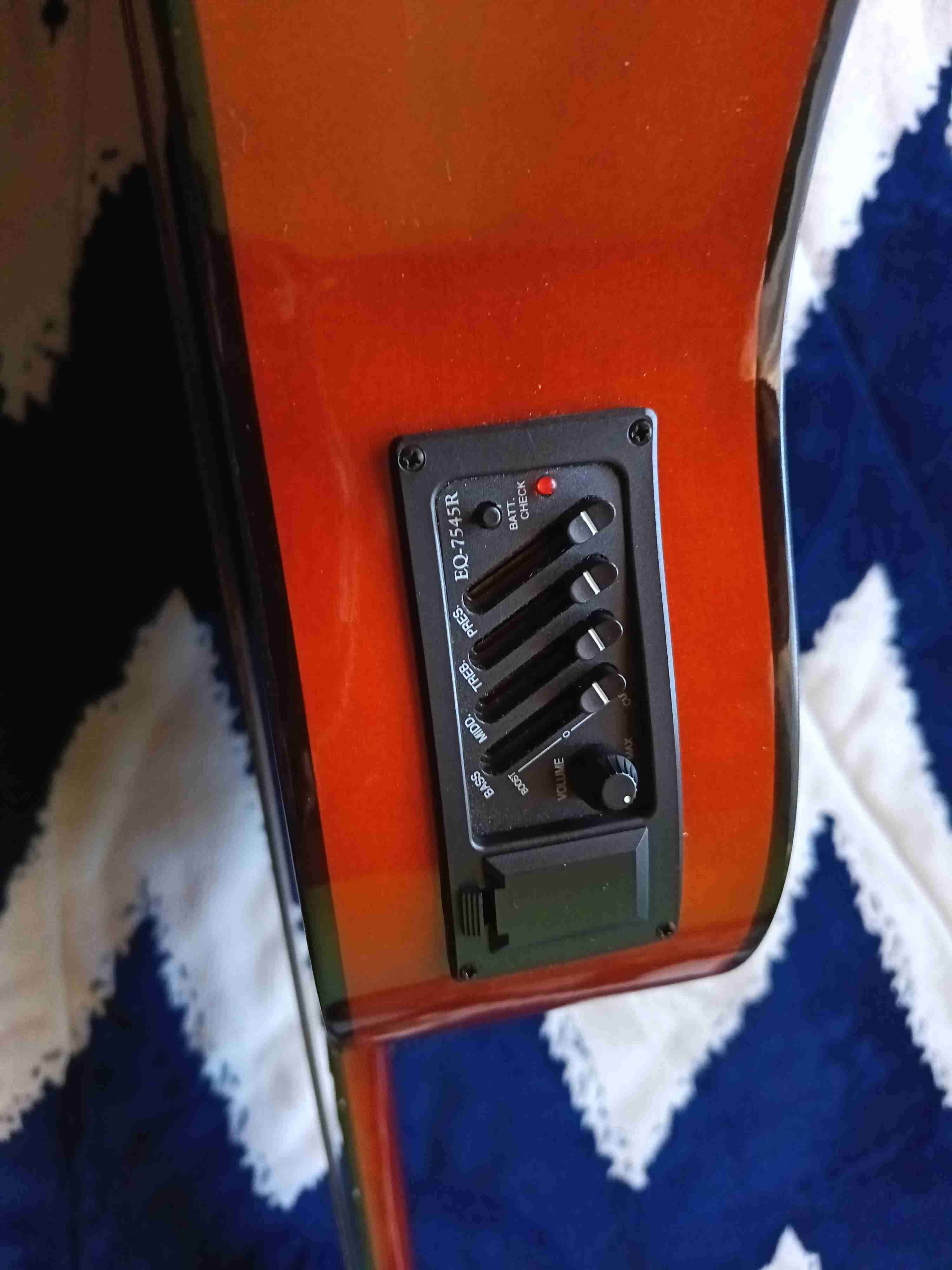 Guitarra clásica de madera - miniatura 2